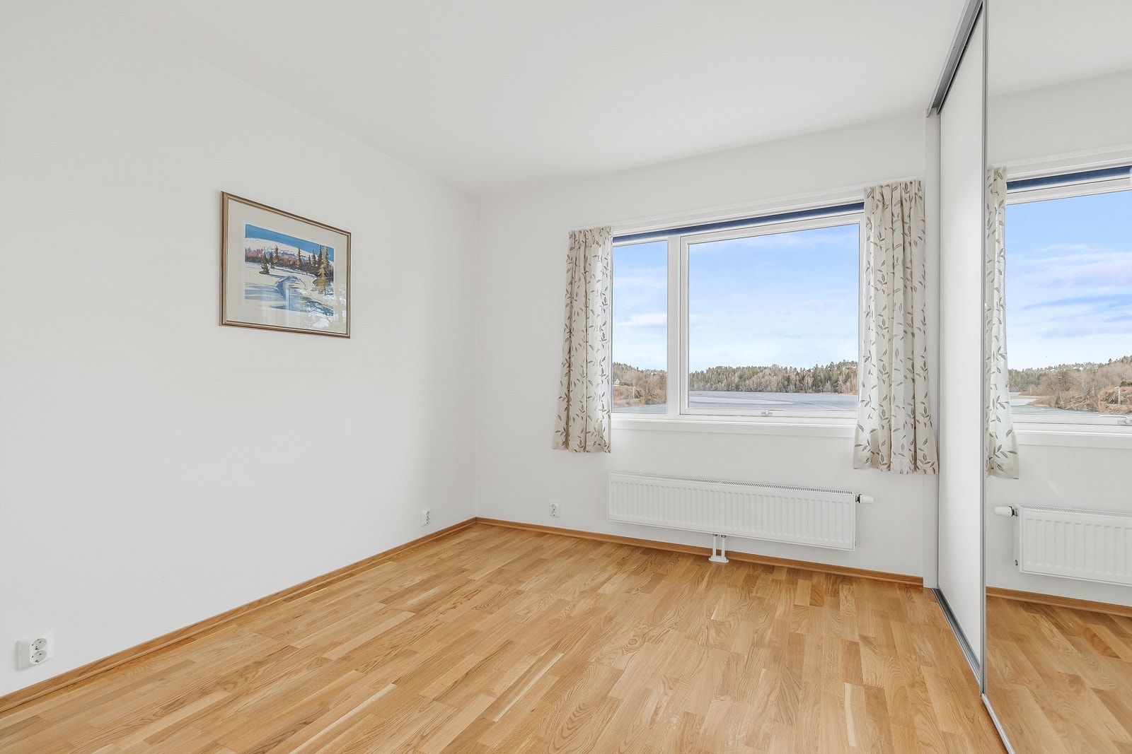 Leiligheten har 2 romslige soverom. Hovedsoverommet har god plass til dobbeltseng med nattbord på hver side. Her er det også en stor integrert skyvedørsgarderobe. Galleribilde