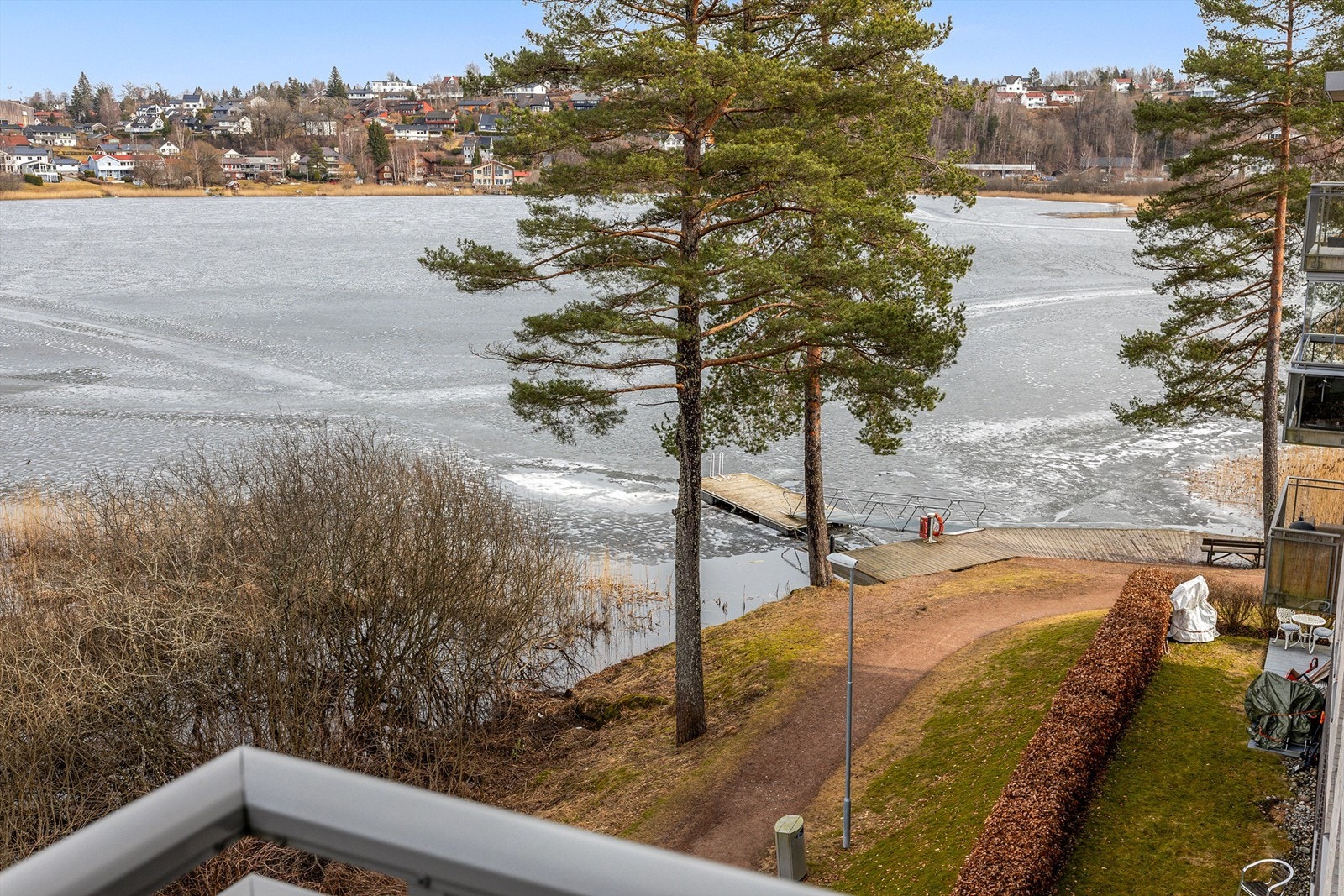 Badebrygge rett utenfor døra. Galleribilde