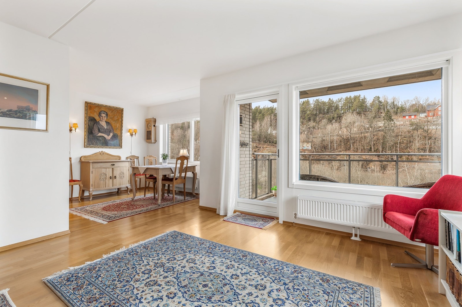 I spisestuedelen er det plass til et stort spisebord. Den delvis åpne løsningen mellom stue, spisestue og kjøkken skaper en sosial atmosfære når man er med venner og familie. Fra stuen er det utgang til balkongen. Galleribilde