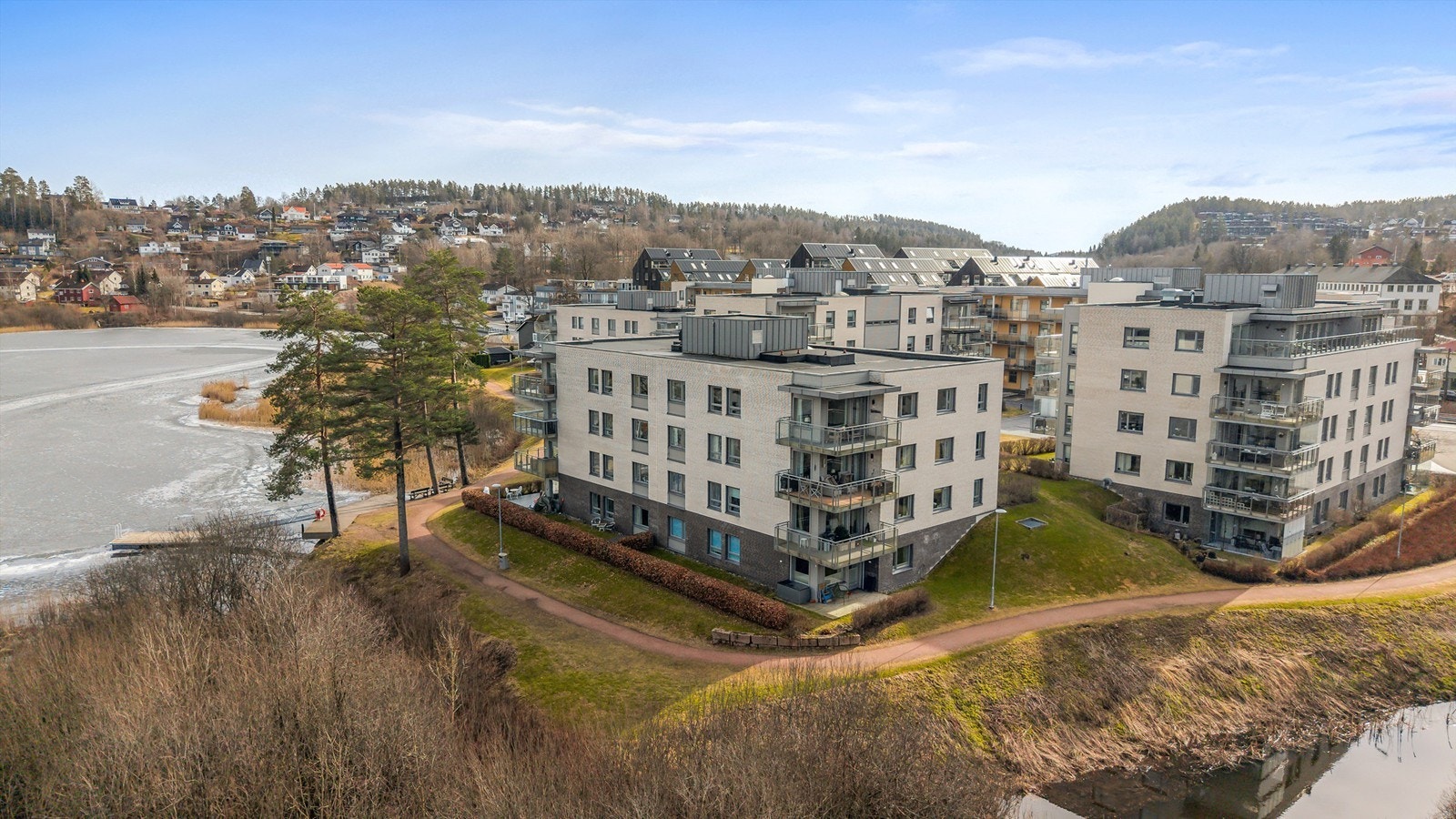 Boligen ligger fint til i et rolig, attraktivt og barnevennlig område i Heggedal sentrum i Asker kommune. I Heggedal er det blant annet flere butikker, restauranter, postkontor kunstfagskole, restauranter og idrettslag med mange medlemmer. Galleribilde