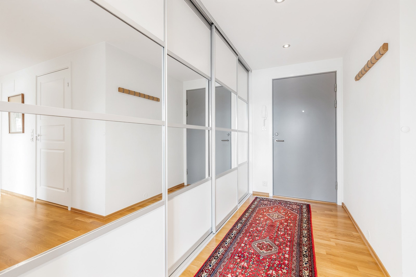 Romslig entré med stor integrert skyvedørsgarderobe. Galleribilde