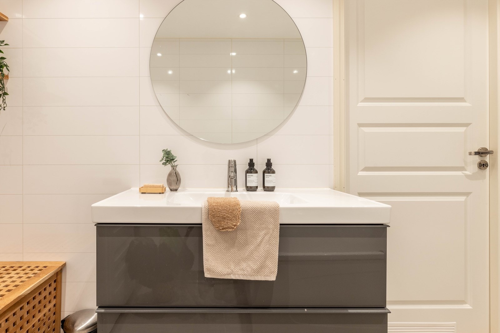 Badet er innredet med baderomsmøbel, heldekkende servant, vegghengt toalett og badekar. Galleribilde