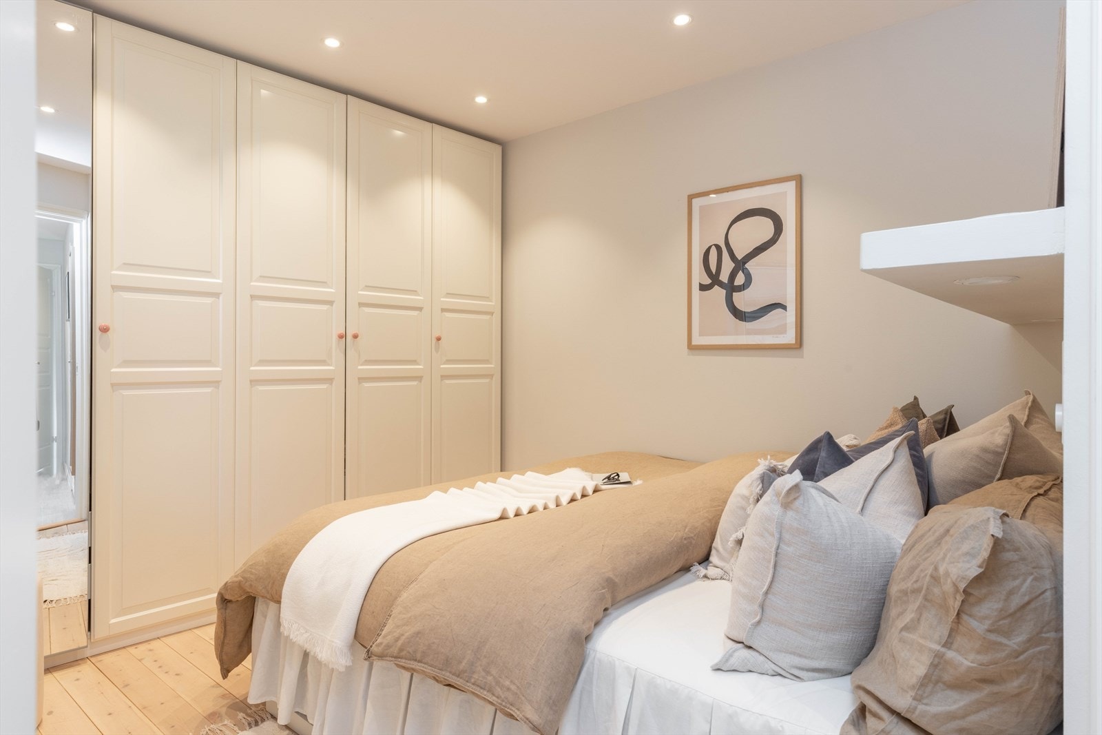 Romslig hovedsoverom på 9,6 m². Soverommet er innredet med et stort garderobeskap med god plass. Galleribilde