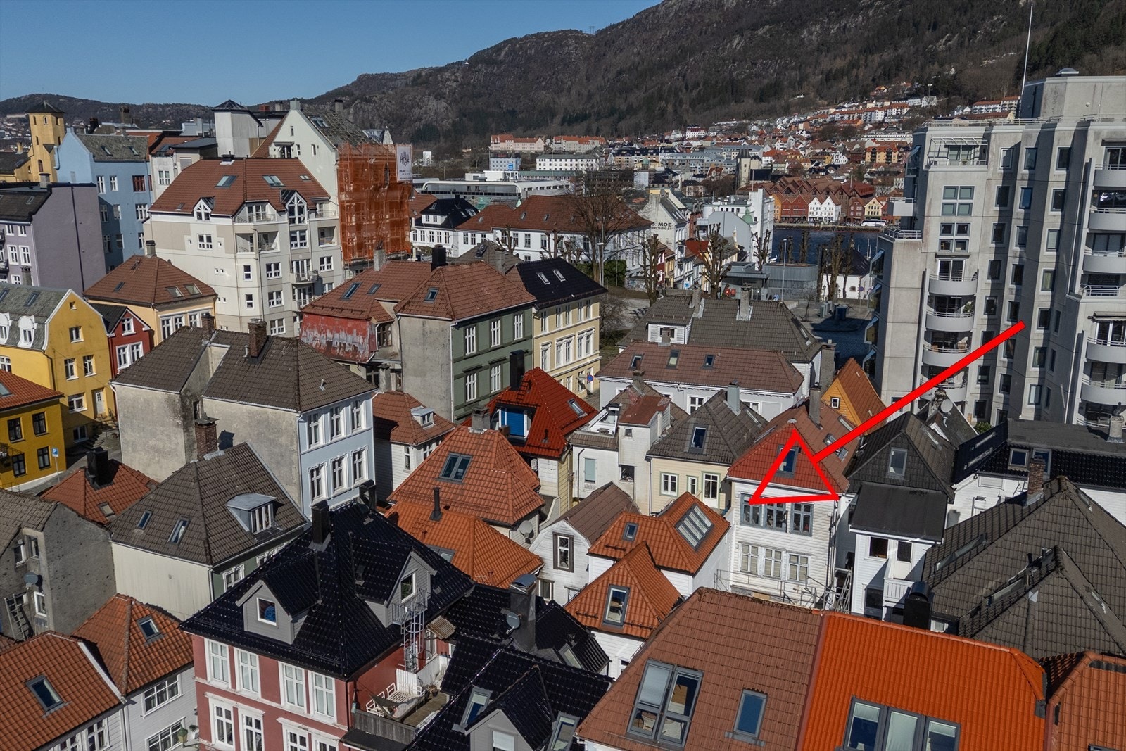 Eiendommen har en særdeles attraktiv og sentral beliggenhet i hjertet av Bergen sentrum. Galleribilde