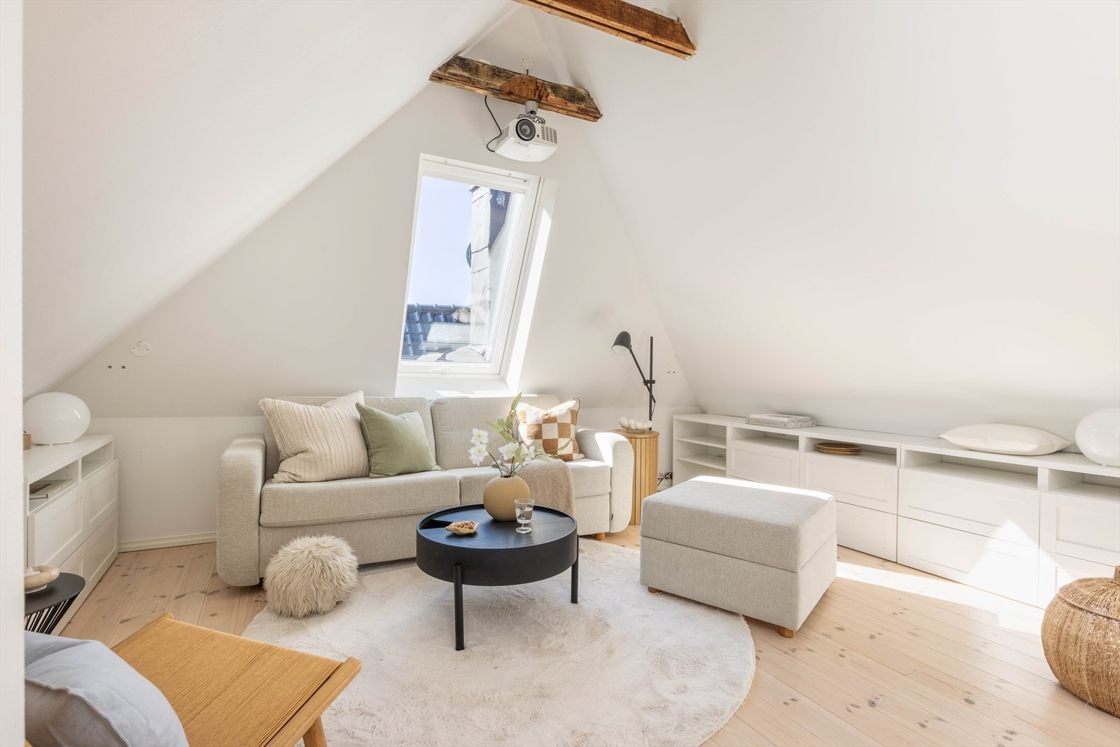 Det er elektriske varmekabler i alle rom, noe som gir en behagelig og jevn varme i hele boligen. Galleribilde