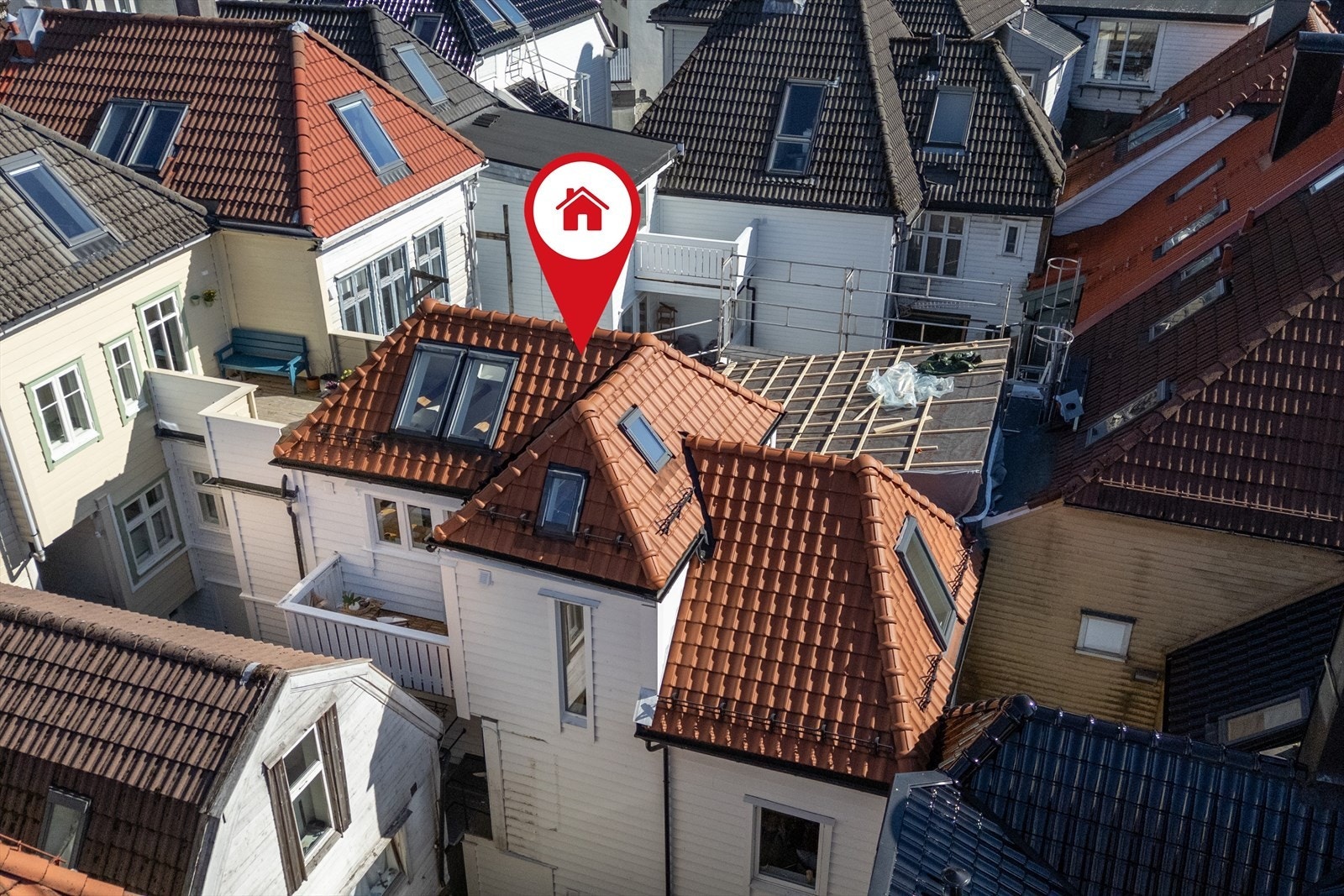 Her bor du midt i byens pulserende liv, samtidig som boligen ligger skjermet for støy og innsyn - en sjelden kombinasjon som gir det beste av både ro og urban nærhet. Galleribilde