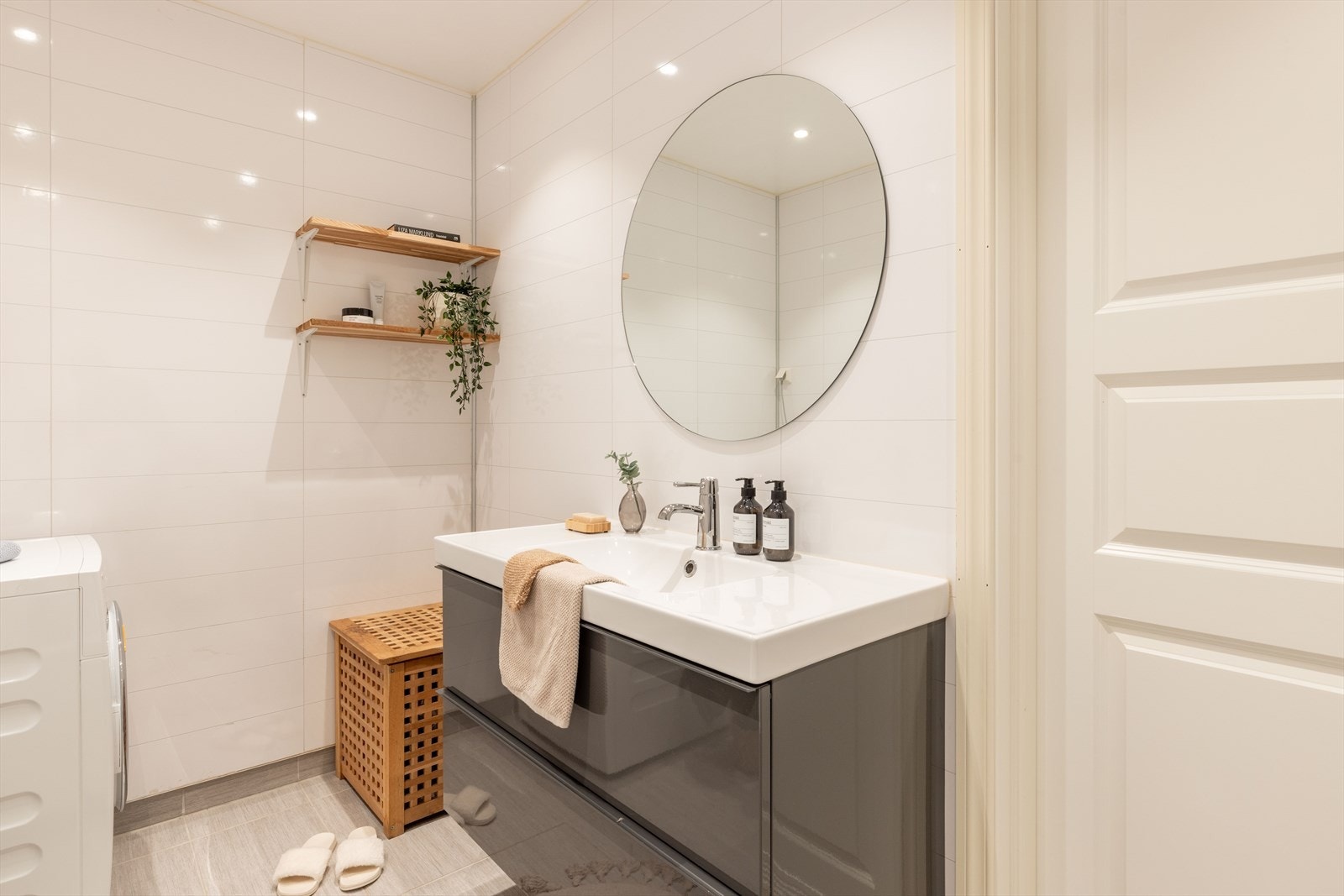 Lyst og pent bad med opplegg for vaskemaskin. Galleribilde