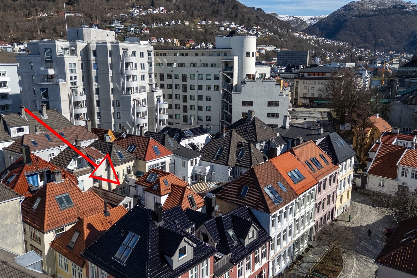 Dette er en sjelden mulighet for deg som ønsker en sentral, sjarmerende og komplett beliggenhet i Bergen sentrum. Galleribilde
