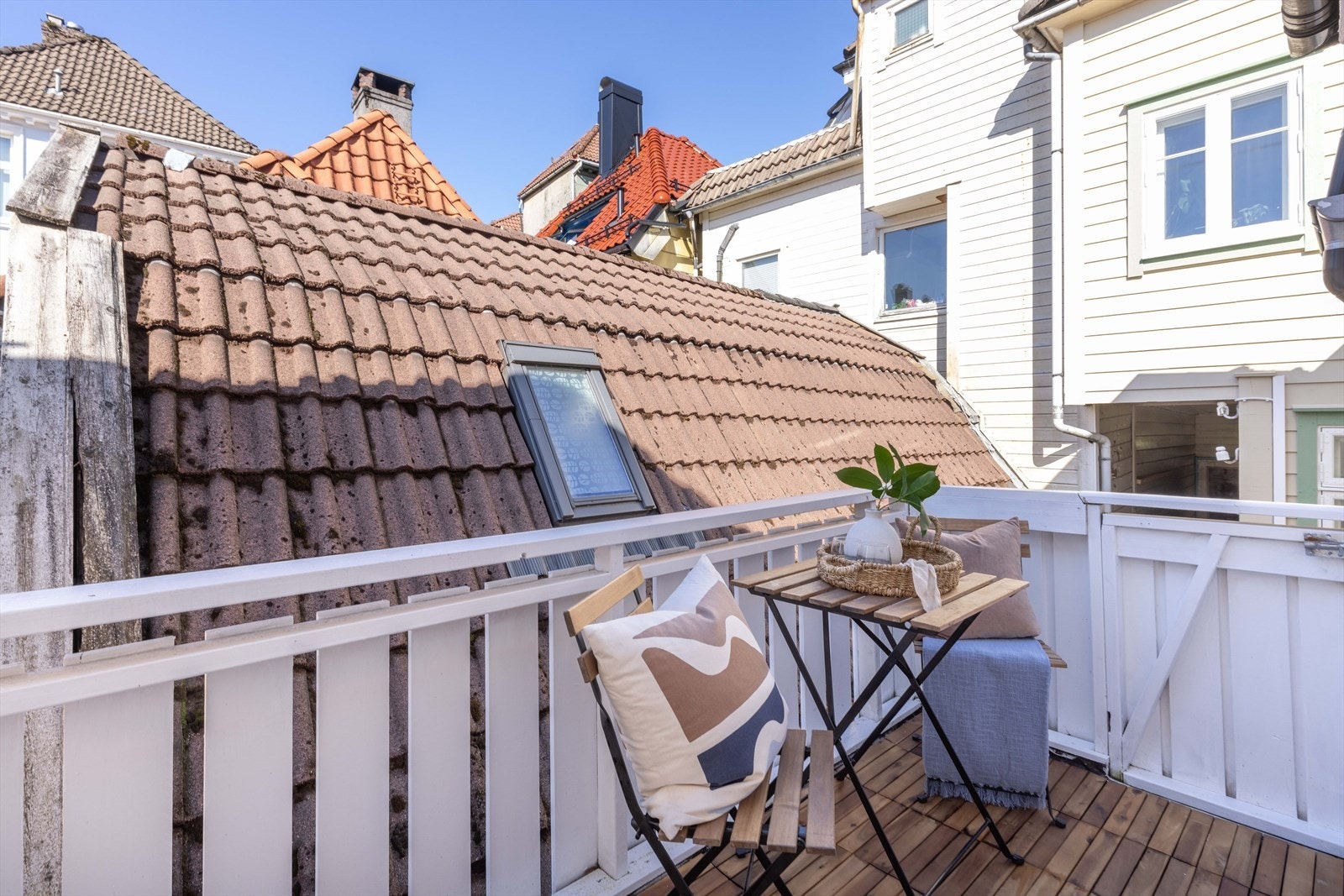 Her er det god plass til å invitere venner og familie til hyggelige sammkomster på finværsdagene. Galleribilde