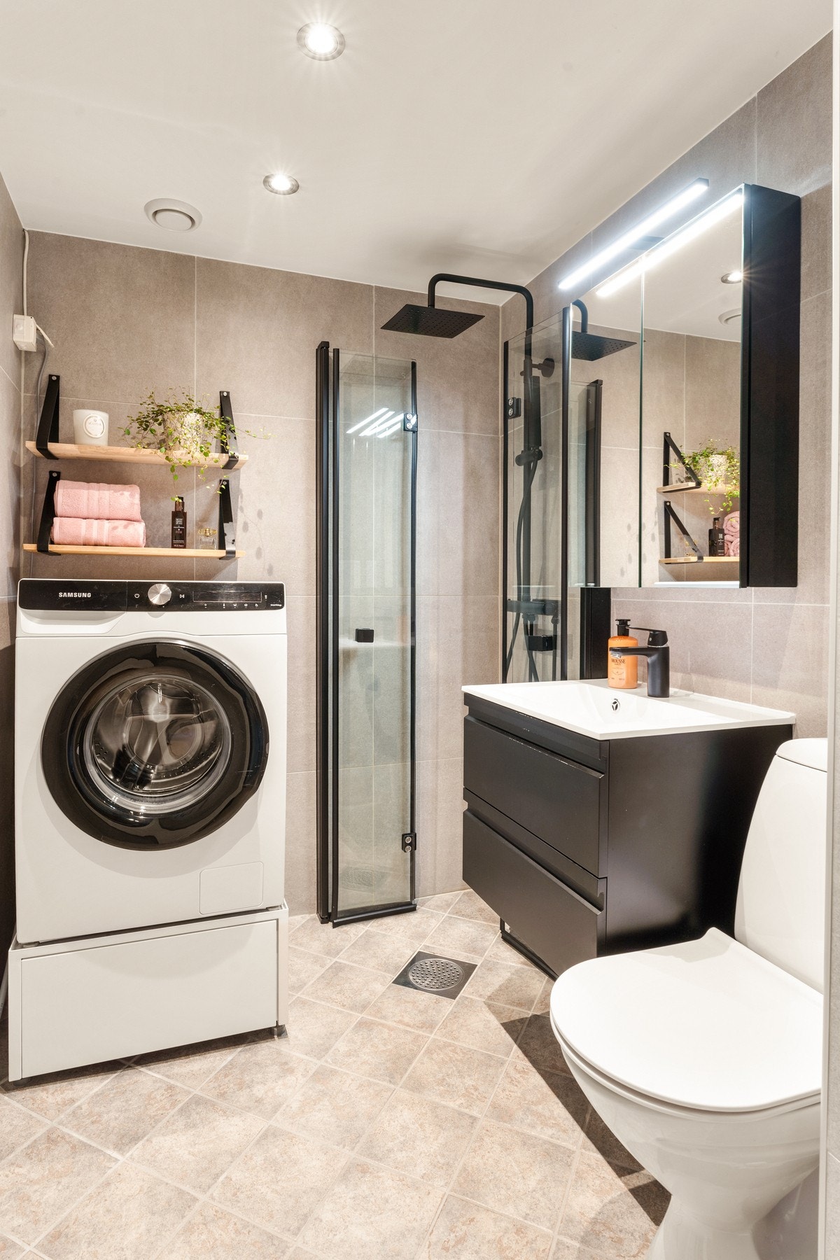 Badet er oppgradert av forrige eier i ca. 2020. Det er pent flislagt med varme i gulv og videre er det opplegg for vaskemaskin, dusjhjørne med svingdører, regnfallsdusj og downlights i himling. Galleribilde