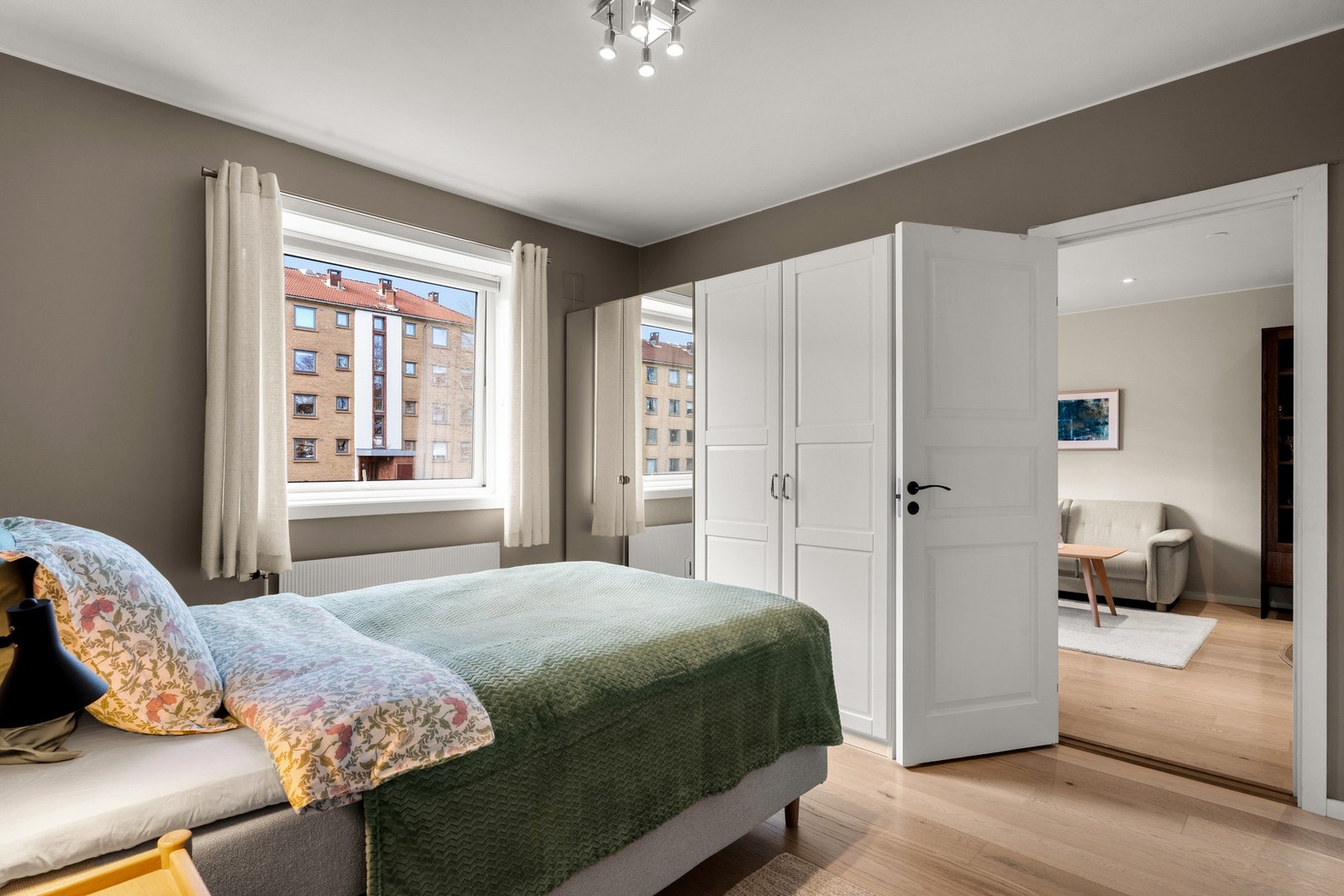 Hovedsoverommet har god plass til seng med tilhørende møblement. Galleribilde