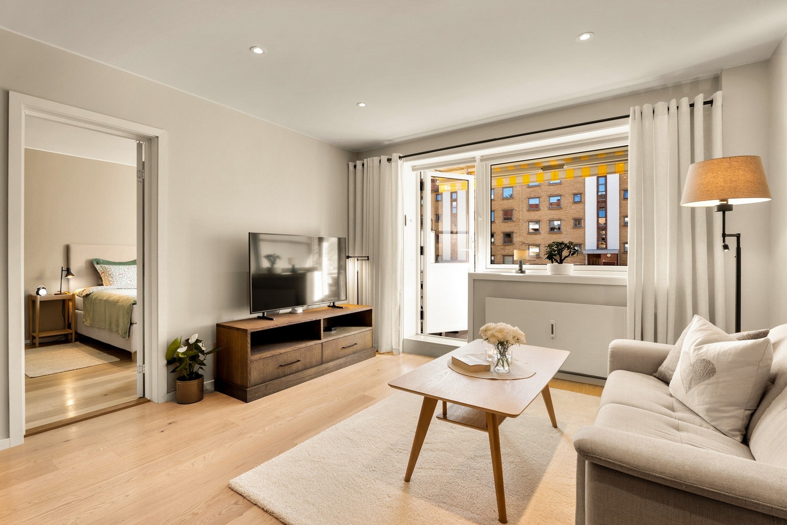 Dagslyset suppleres fint med downlights, og et flott enstavs parkettgulv er kombinert med lyse vegger. Galleribilde