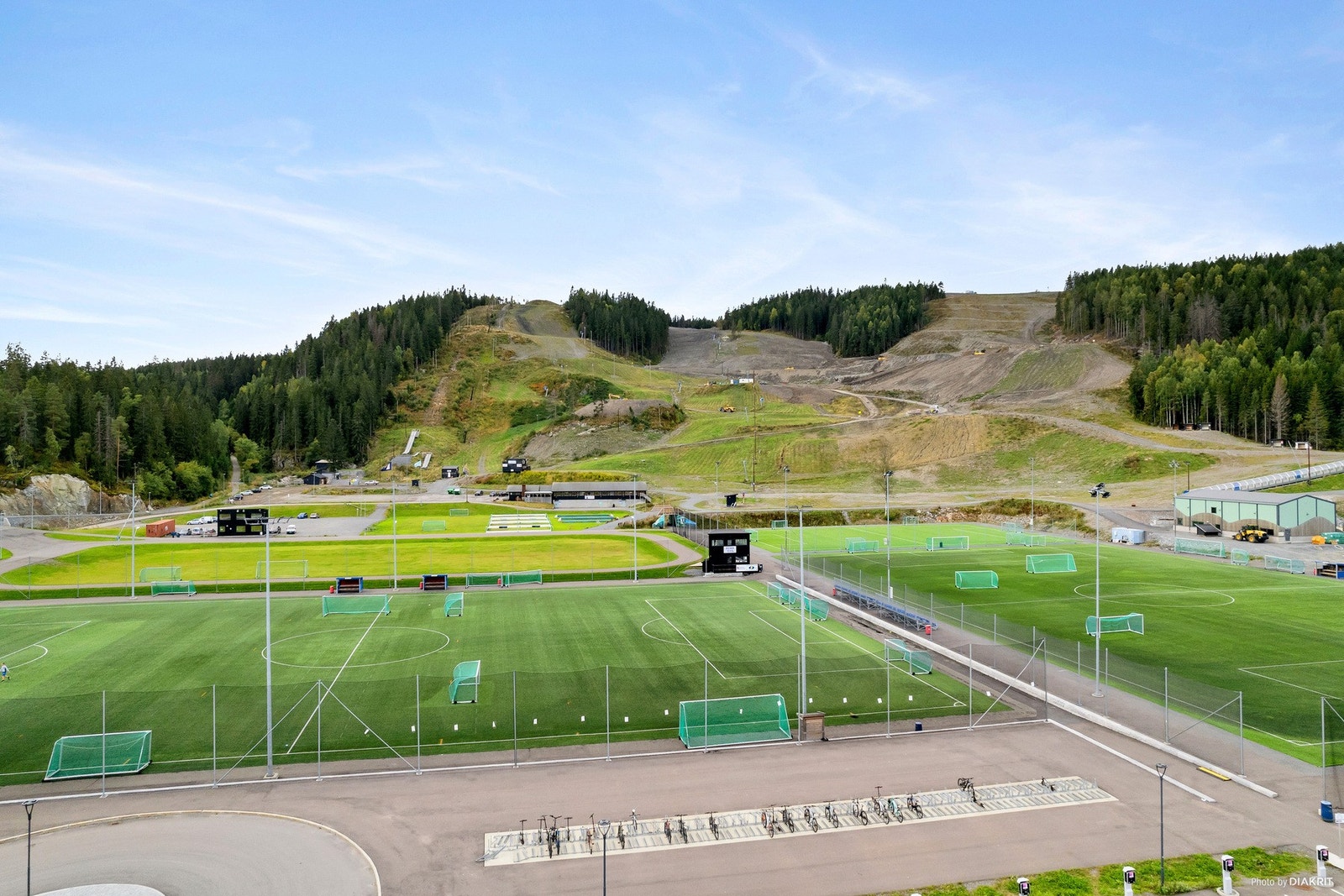 Marikollen Idrettspark, som tilbyr kunstgressbaner, skatepark, utendørs Tufte-park og et populært alpinanlegg med to heiser og et skibånd. Galleribilde