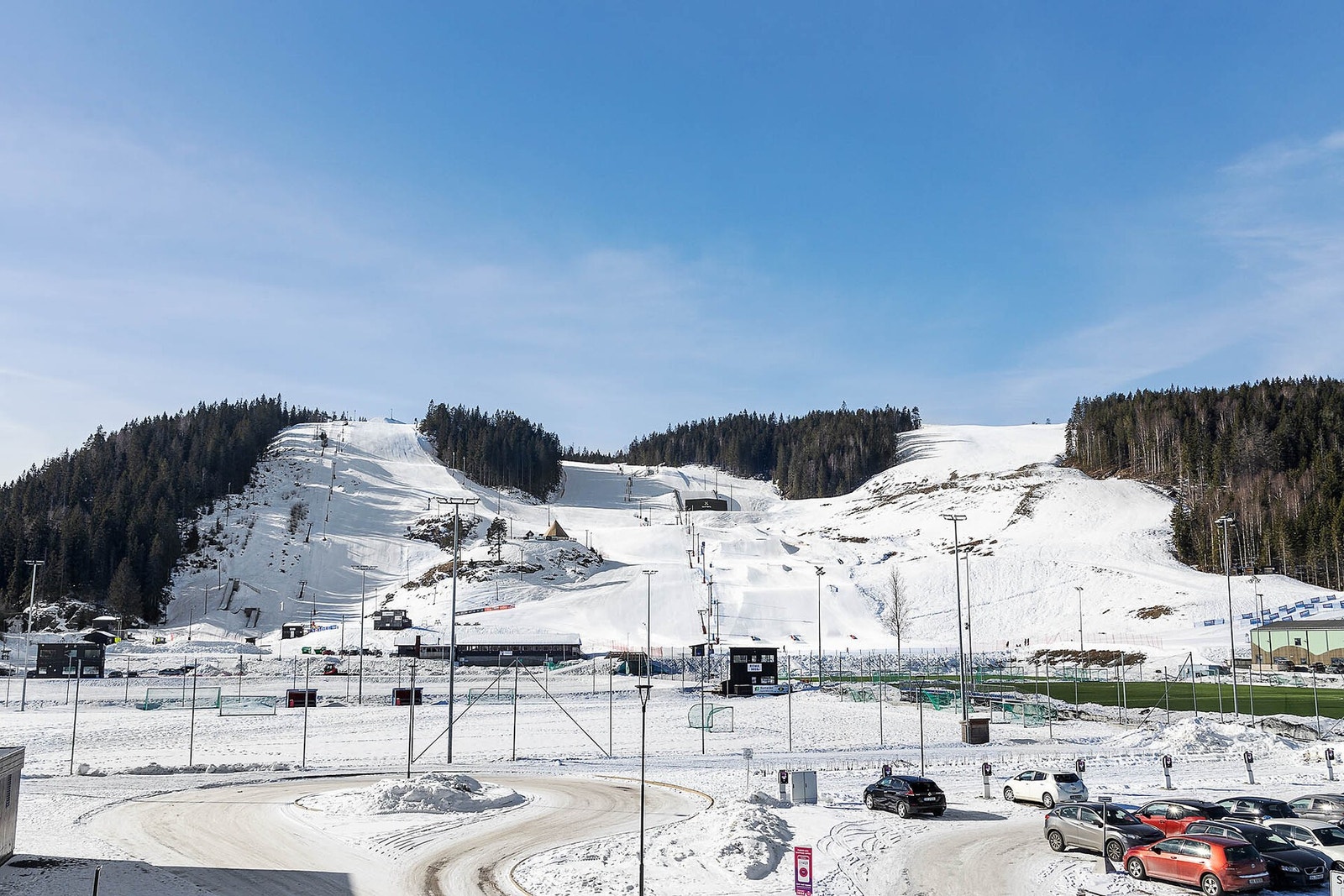 Alpinanlegget i Marikollen er et sted for hele familien. Det er derfor etablert et større område for familier med akebakke, gratis båndheis for de minste og grillplasser. Galleribilde
