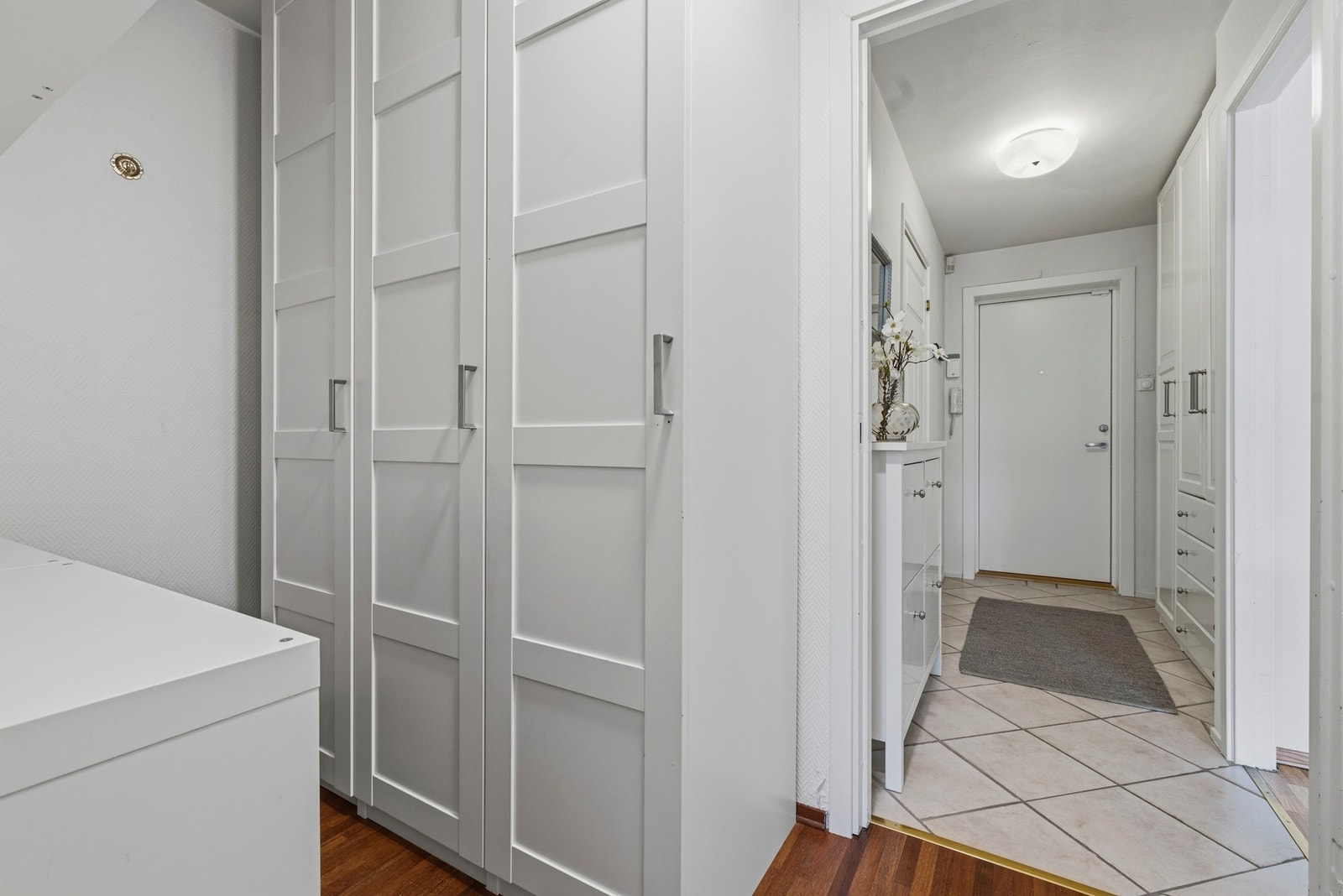 Praktisk walk-in-closet. Leiligheten har pene gulv og praktiske lyse fliser i entré samt malte vegg- og takflater. Galleribilde