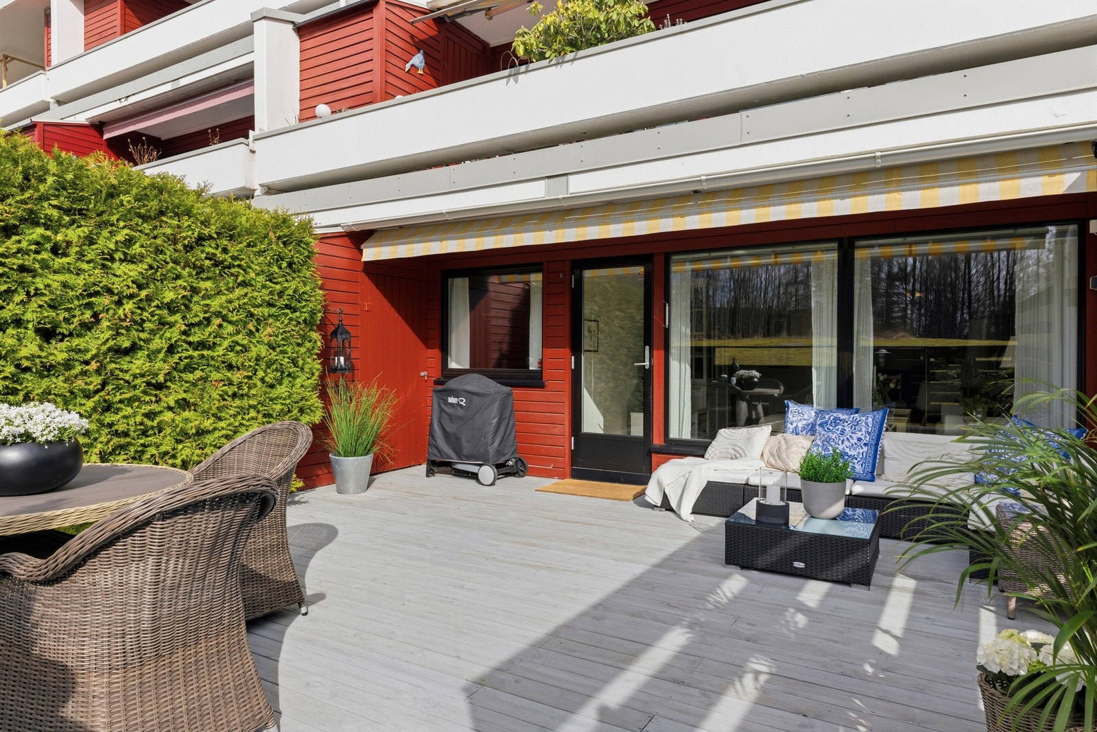 Terrassen fungerer som en forlengelse av boligen på sommeren og er utstyrt med stikkontakt, lampe og fjernstyrt terrassemarkise Galleribilde