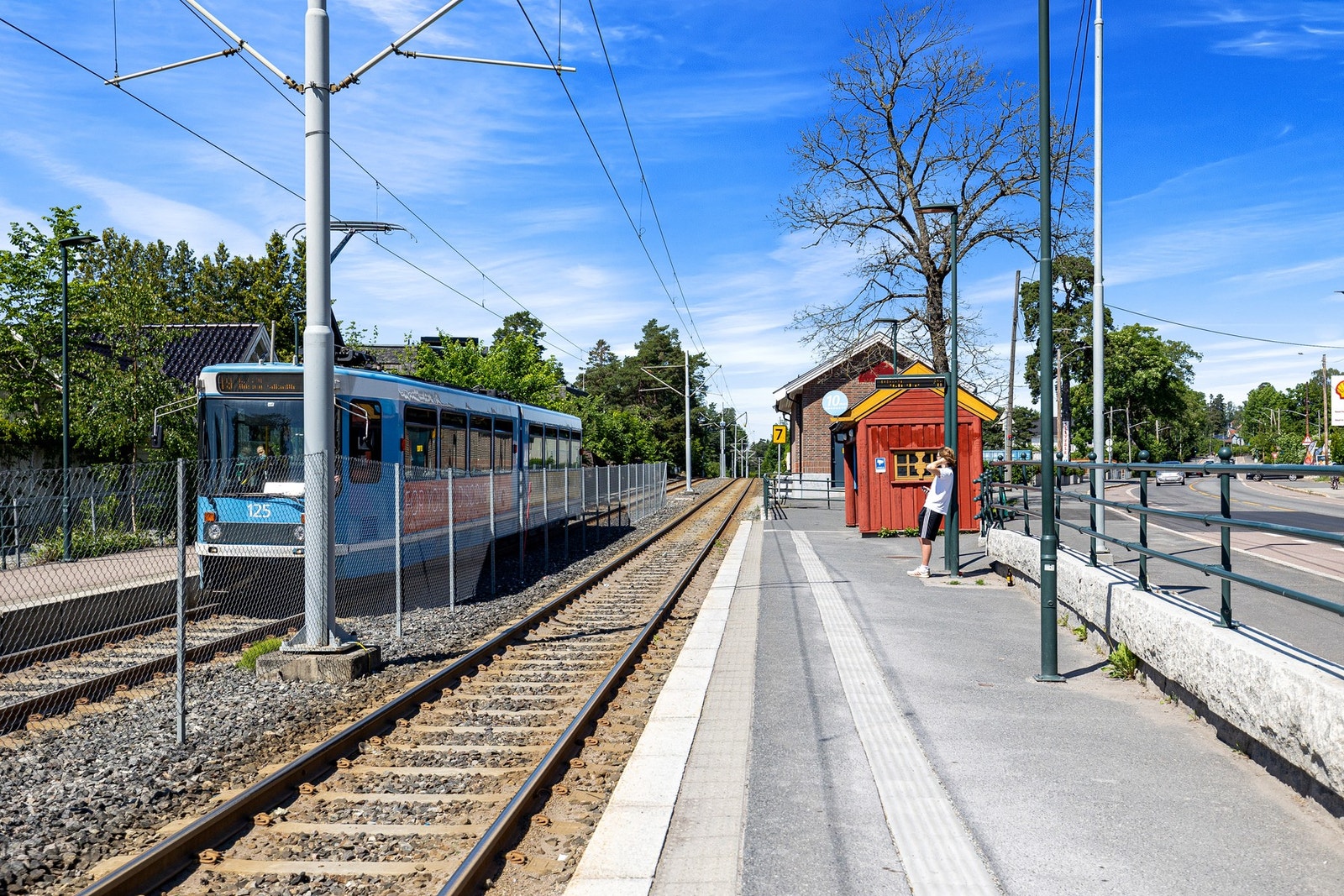 Kort gange til offentlig kommunikasjon
som både buss, trikk og tog Galleribilde
