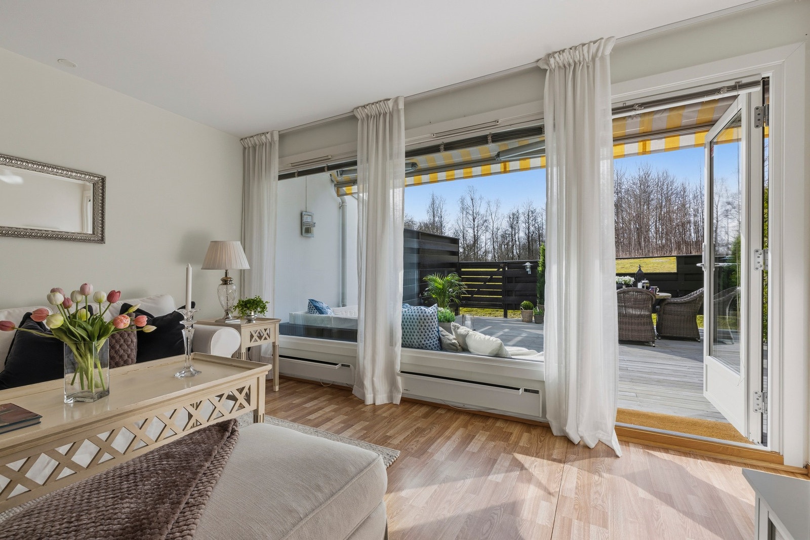 Utgang til sydvendt markterrasse fungerer som en forlengelse av stuen på sommeren. Malt balkongdør med 3-lags isolerglass fra 2014. Døren er utadslående og kan låses i åpen stilling for lufteposisjon. Galleribilde