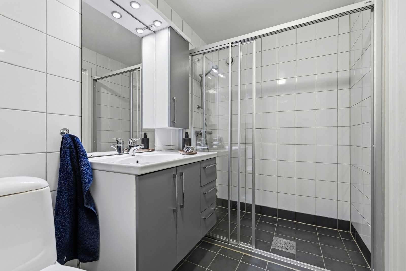 Dusjnisje med skyvedør og termostatstyrt dusjbatteri i krom med hånddusj. Galleribilde