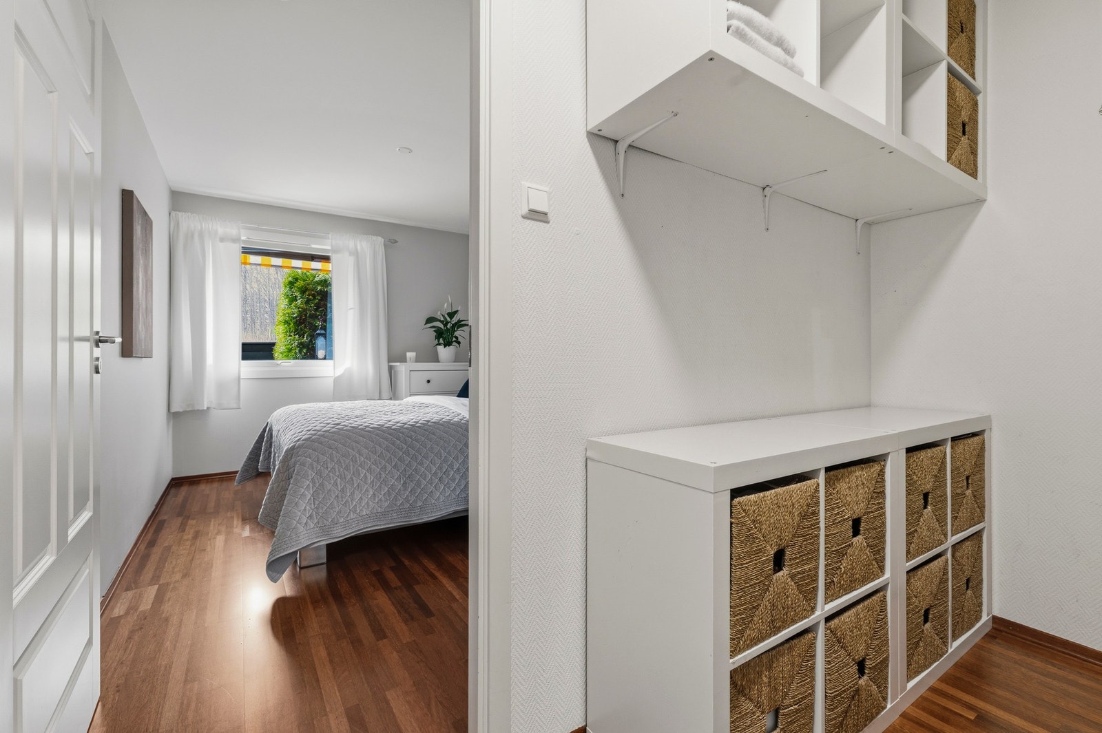 Direkte adkomst til praktisk walk-in-closet fra soverommet Galleribilde