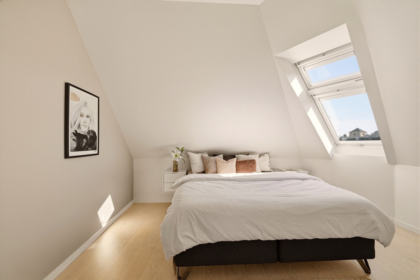 Lyst og pent soverom på øvre plan. Galleribilde