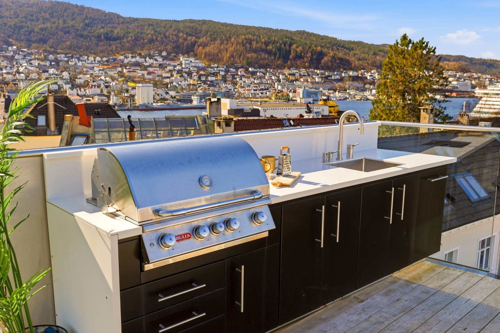 Her det det tilrettelagt for grilling og kos når solen inviterer til utedager. Det er nyere rørsystem med varmt og kaldt vann. Galleribilde