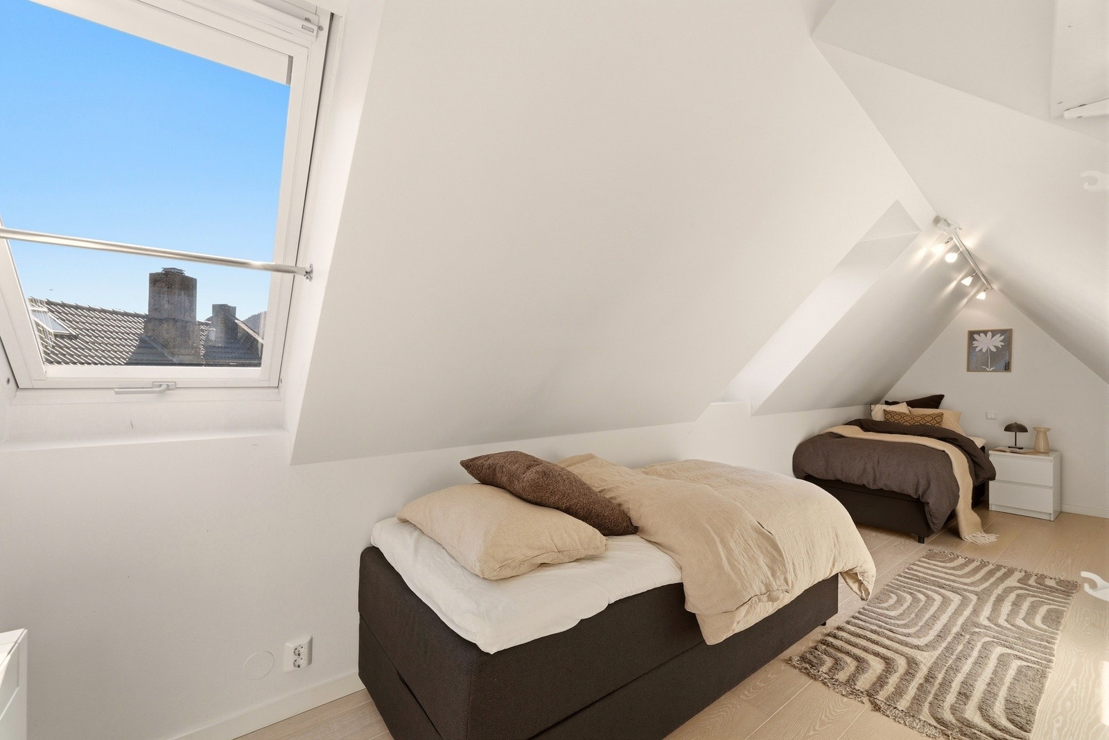 Disponibelt loftsrom som selger har benyttet til gjesterom. Galleribilde