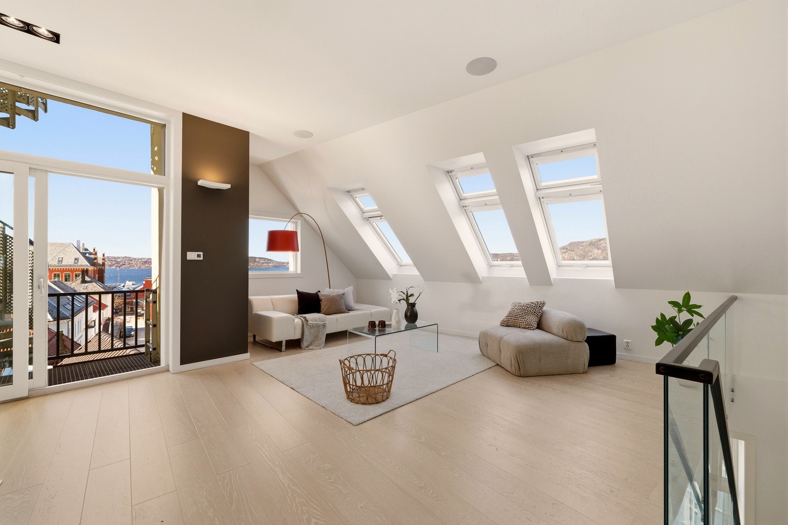 Det er installert smarthus løsning fra Control4 som styrer lys, varme, lyd og bilde. Galleribilde