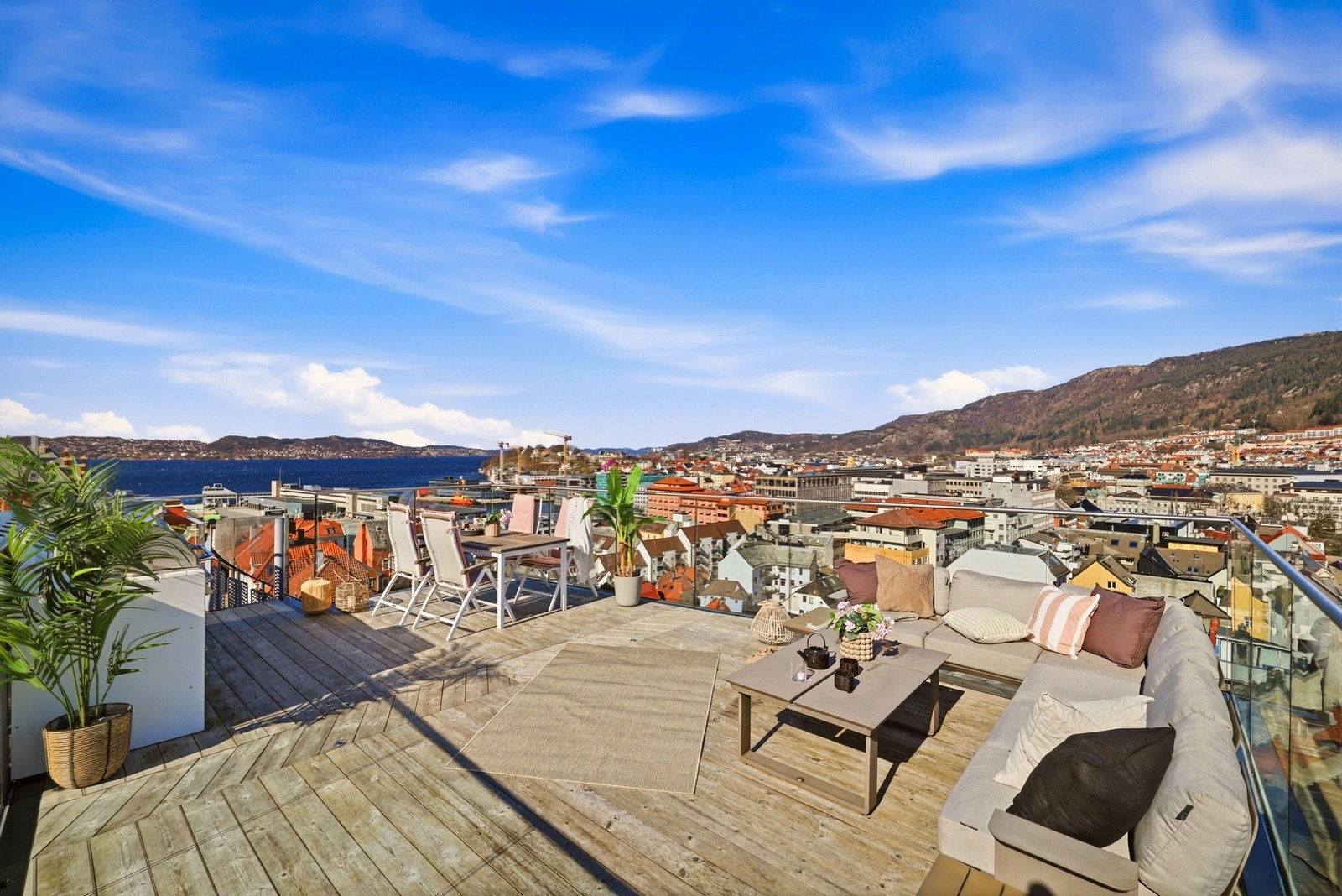 Takterrassen er bygget i galvanisert pulverlakkert stål, aluminium og rustfritt syrefast stål. Mer eller mindre vedlikeholdsfritt. Galleribilde