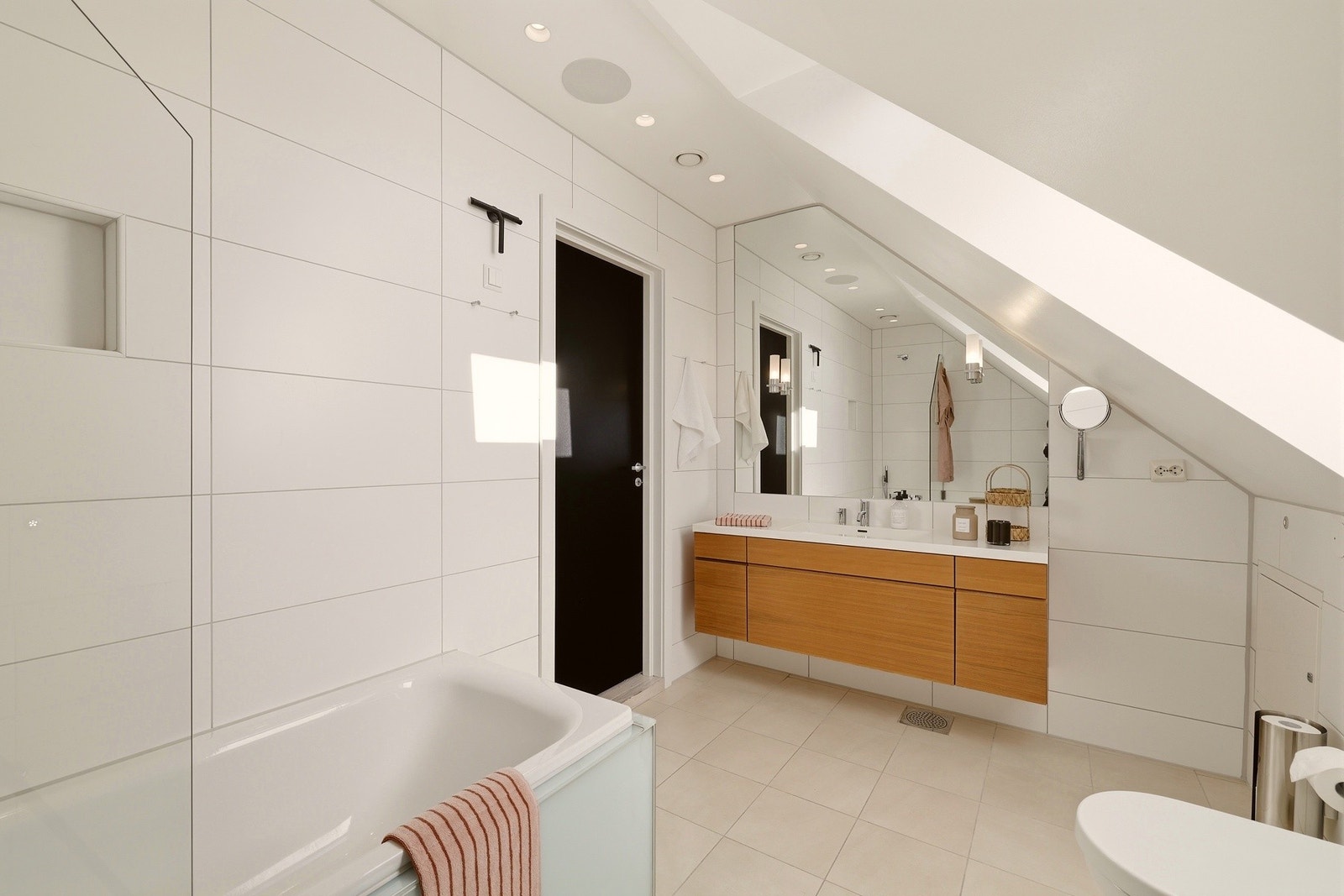 Det flotte badet oppe har god størrelse, tilpasset baderomsinnredning med stort speil og praktisk badekar med tilhørende dusjevegg. Det er downlights i himlingen og innfelte takhøytalere. Galleribilde