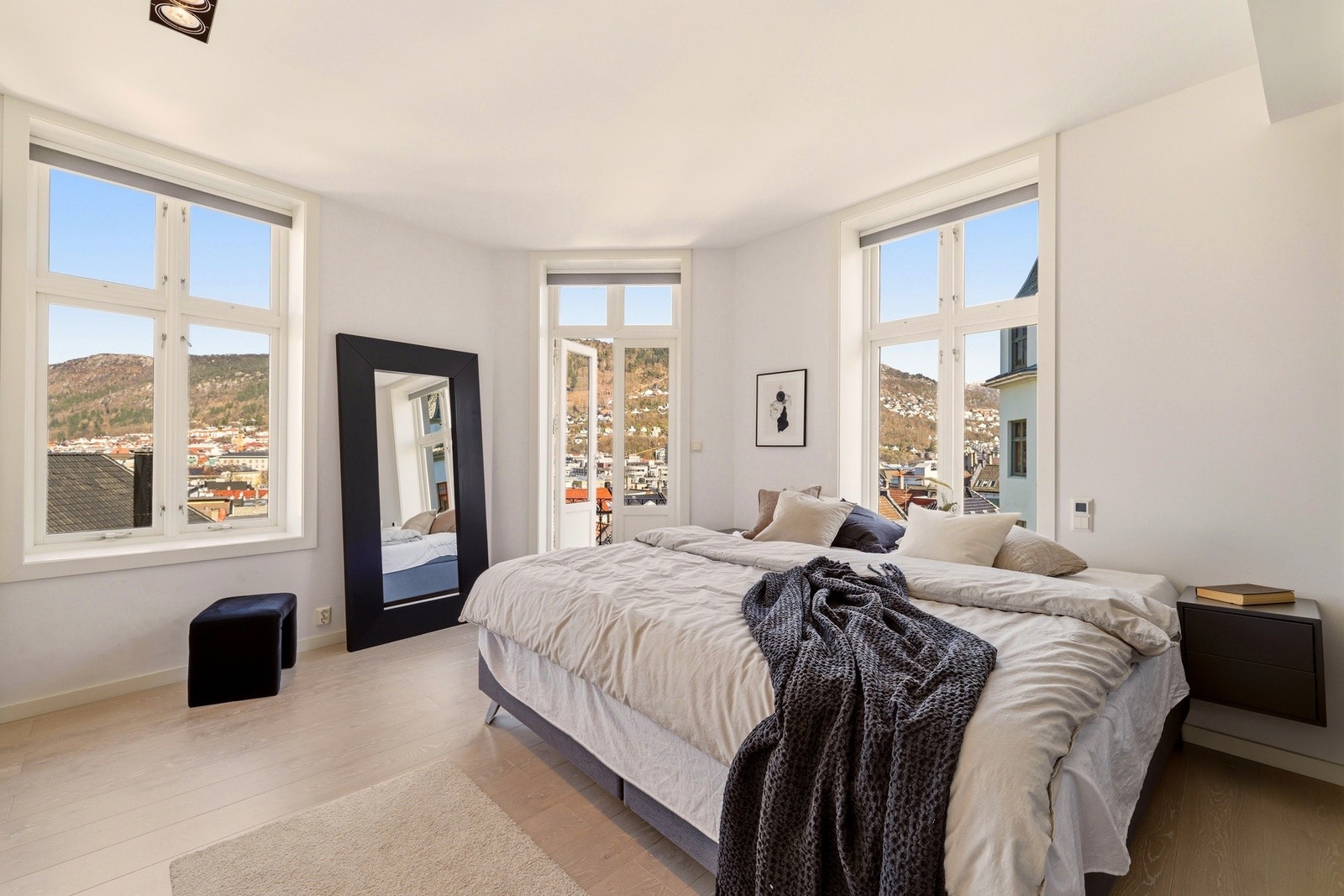 Soverommene har god størrelse og fremstår som koselig innredet. Fra dette soverommet er det adkomst til en koselig balkong på 2 m². Galleribilde