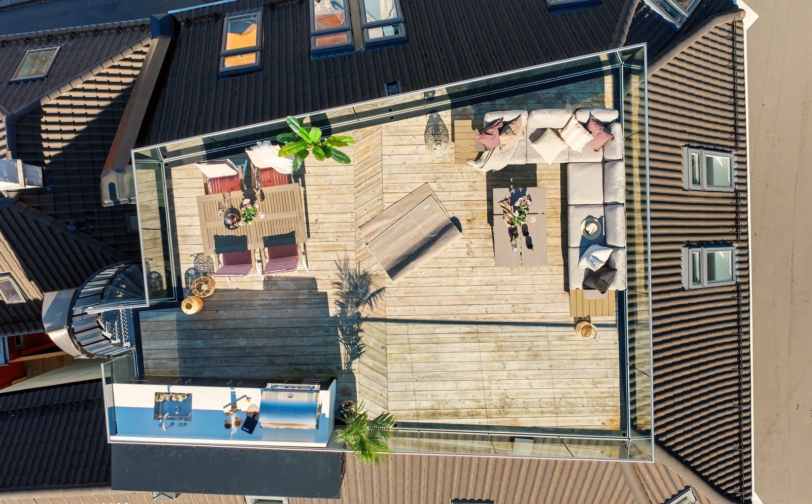 Unik, enestående, eksepsjonell - det er vanskelig å beskrive leiligheten i Sydneskleiven 31 på en annen måte. En av boligens fremste fortrinn er denne private takterrassen som svever høyt over byen. Galleribilde