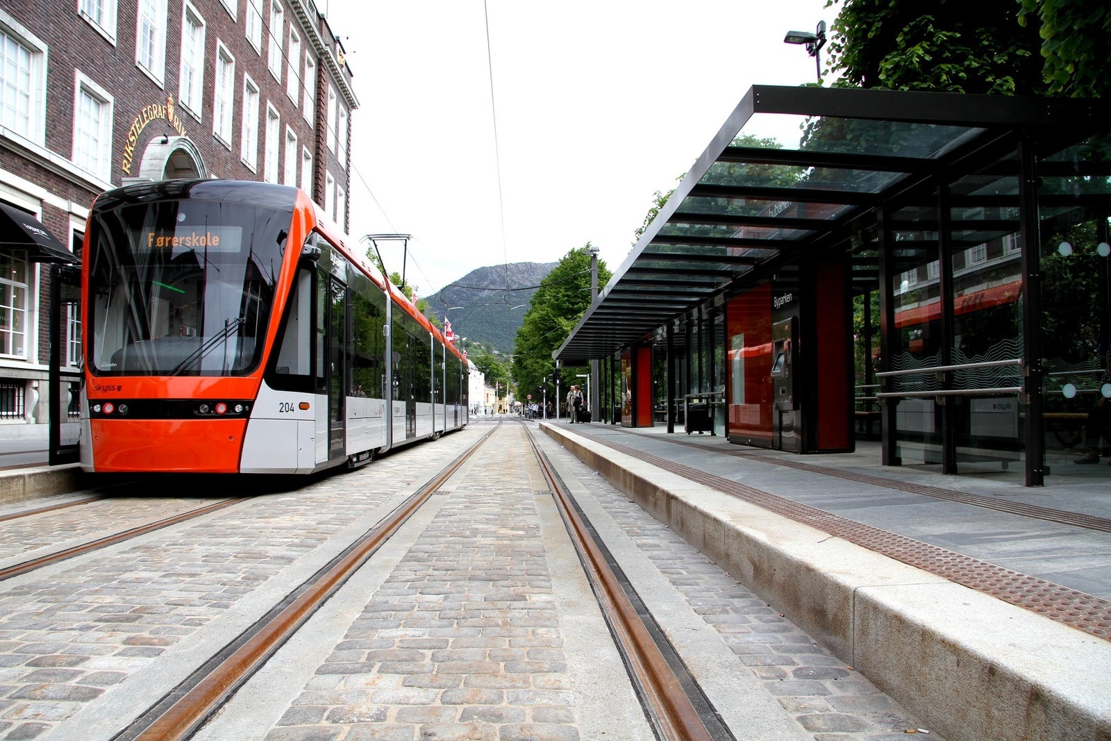 Fra Sydneshaugen er det en kort spasertur til Bybanens endestopp ved Byparken. Galleribilde