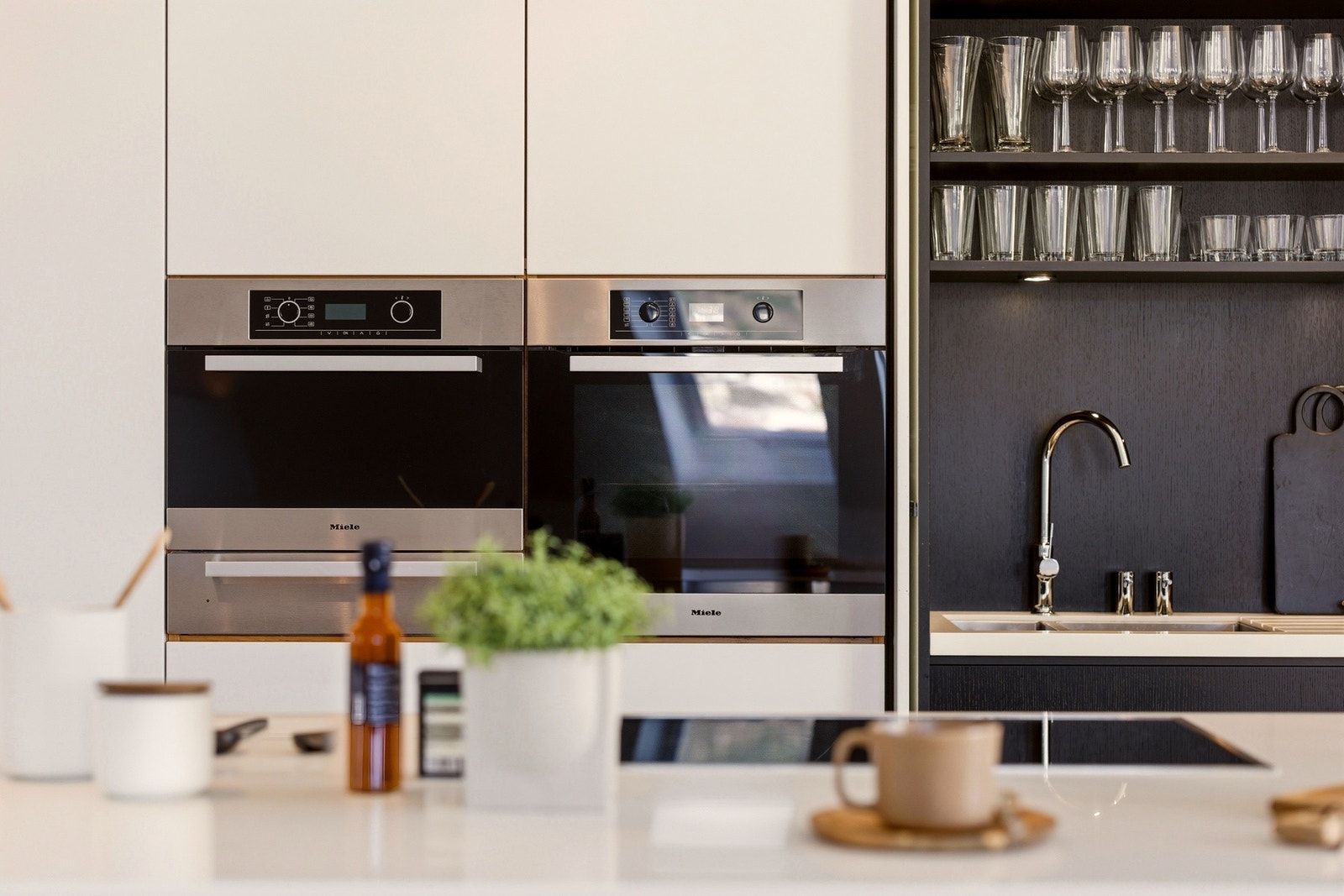 Hvitevarene er integrerte og medfølger i handelen. Her får man blant annet 2 kjøleskuffer, varmeskuff til tallerkner og ellers alle nødvendige hvitevarer til kokkelering etc. Galleribilde