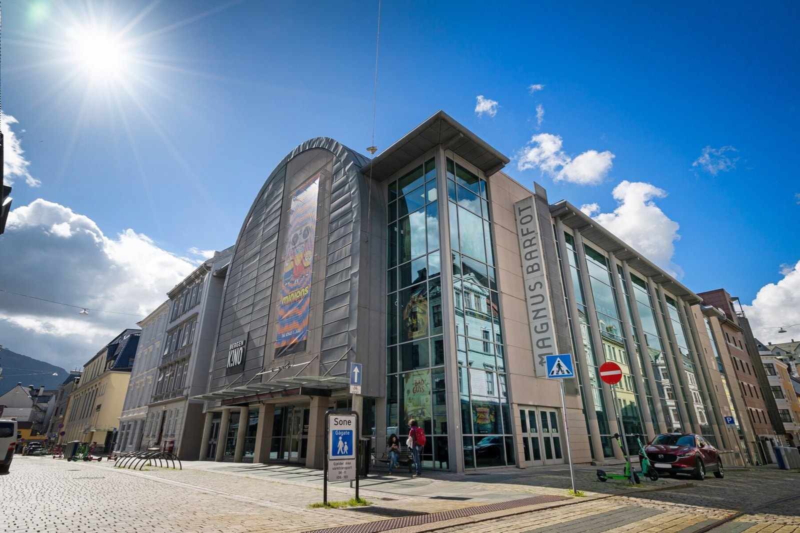 Det er kort avstand til Magnus Barfot kinosenter, som har fem kinosaler med til sammen 1.060 plasser. Galleribilde