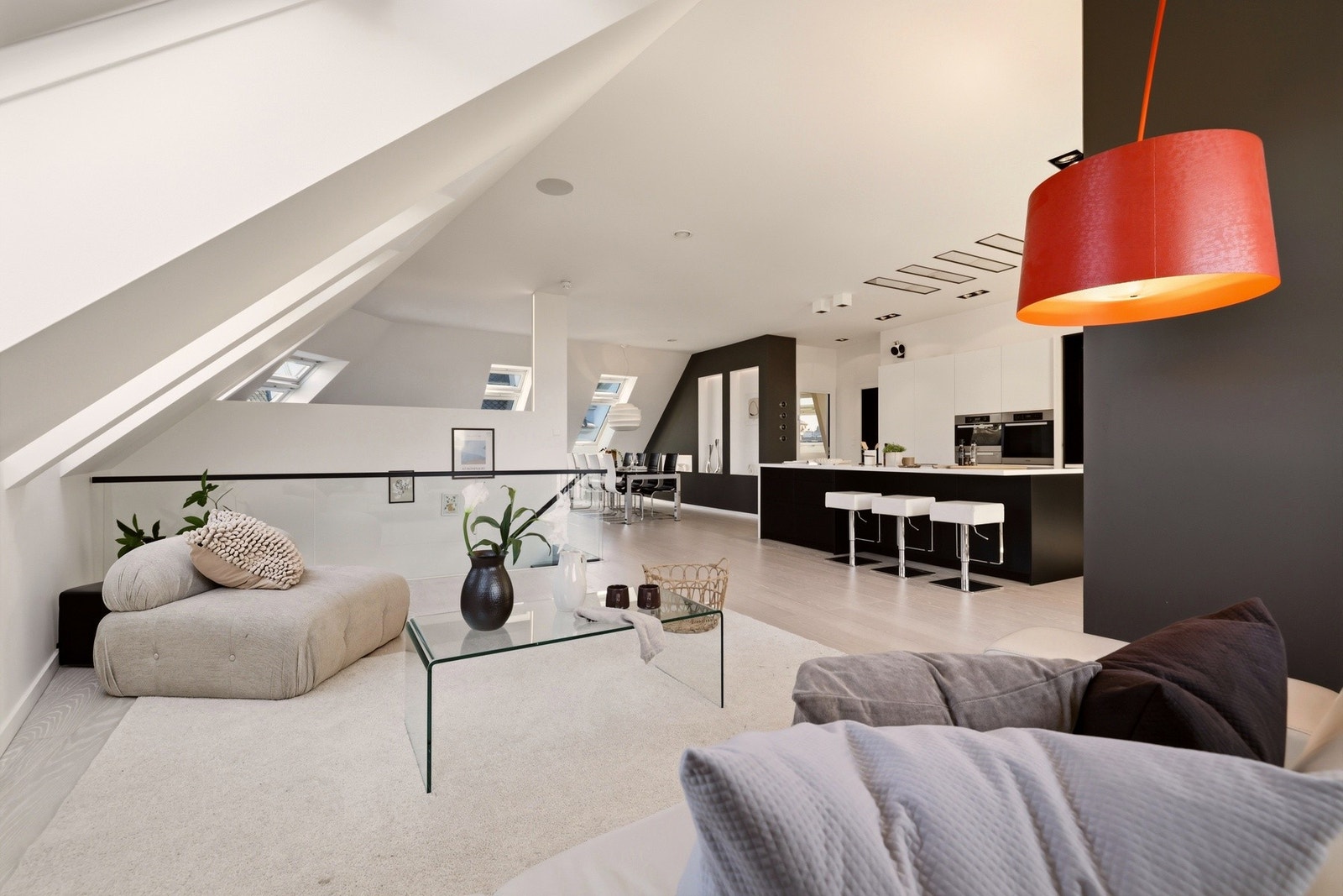 Leiligheten har moderne kvaliteter og god størrelse. Det er flytende overgang mot kjøkkensonen. Galleribilde