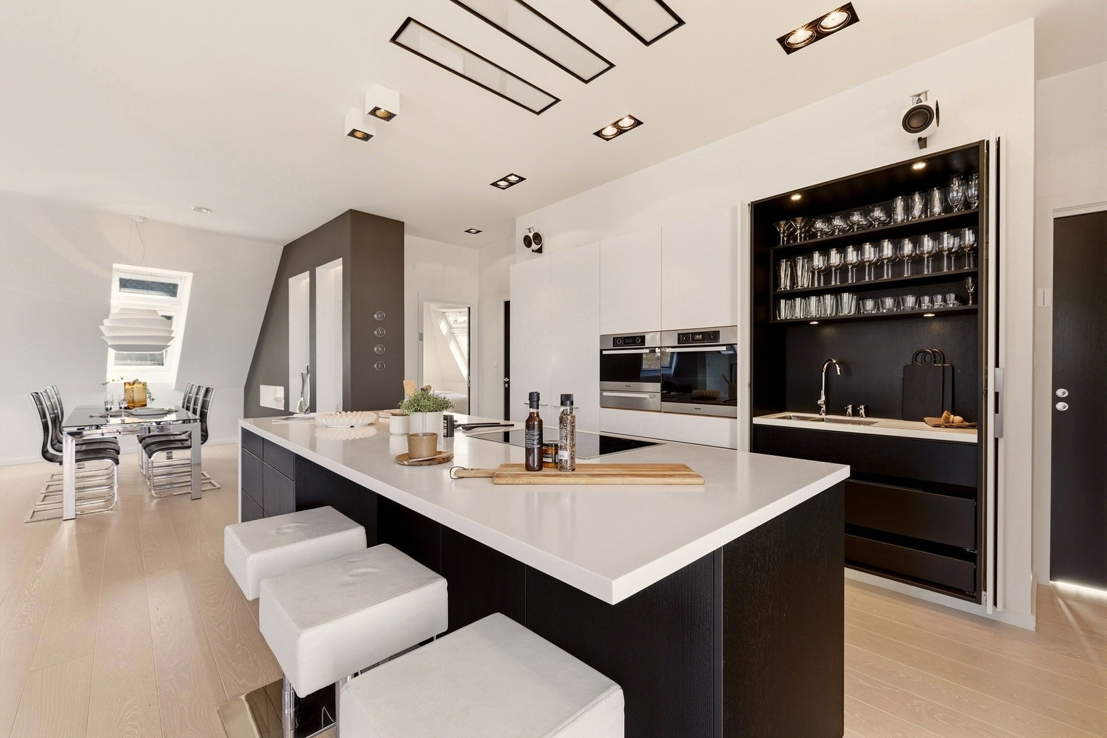 Her er det gjennomtenkte løsninger. Utslagsvasken kan blant annet skjermes når den ikke er i bruk. Galleribilde