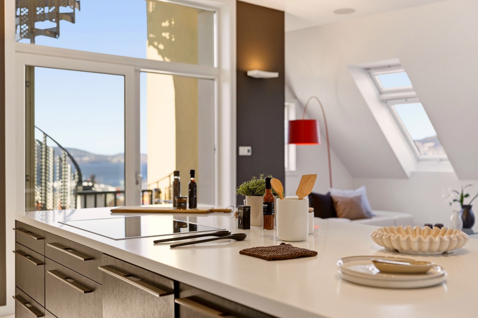 Den åpne løsningen mellom stue og kjøkken, gir en fin flyt mellom rommene. Galleribilde