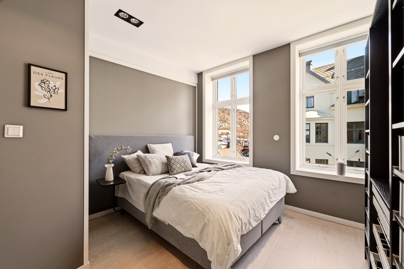 Koselig soverom som er malt i en tidsriktig fargetone. Dette i kombinasjon med det flotte eikeparkettgulvet og innfelte downlights i himlingen, gir et moderne uttrykk. Galleribilde