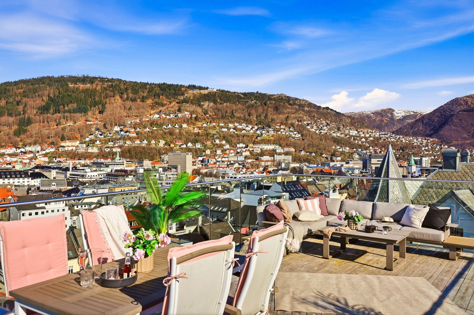 Tenk deg solfylte dager, 17. mai feiring eller når nyttårsrakettene skytes opp. Ingenting slår dette! Sofa og sofabord er permanent festet for vind og værsikring. Galleribilde