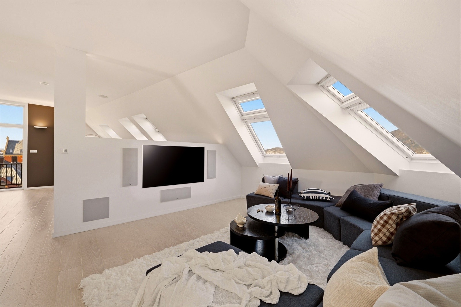 Koselig dagligstue med vegghengt TV og innfelte høytalere, som gir en optimal filmopplevelse. Velux vinduene i taket gir også gode lysforhold. Galleribilde