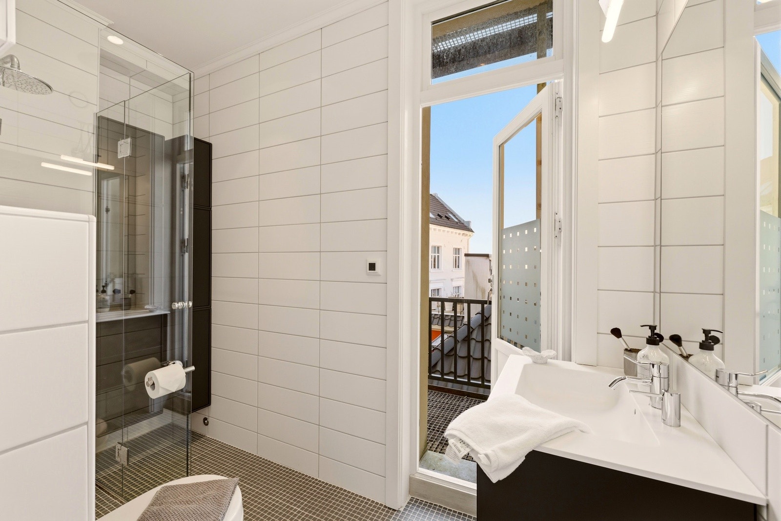 Det er 2 helflisede bad i leiligheten (ett i hver etasje). Begge ble fagmessig oppusset i regi av foregående eier i 2009. Galleribilde