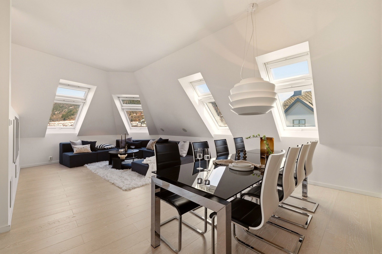 Fra spiseavdelingen har man videre tilkomst til TV-stuen. Galleribilde