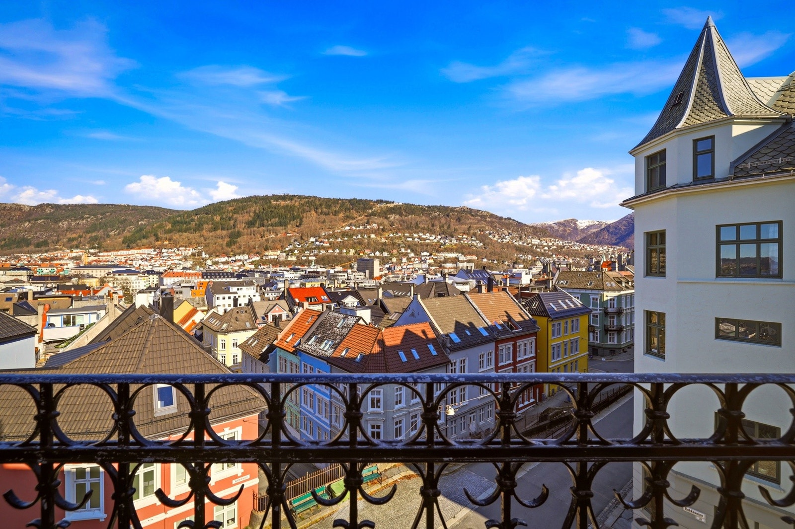 Glimt av utsikten mot Fløien, nærområdet og Sandviksfjellene fra balkongen. Galleribilde