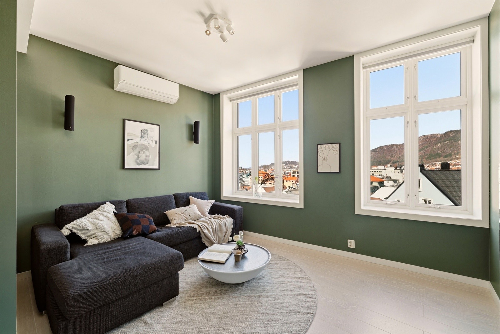 Leiligheten har totalt 4(5) soverom. Hvis man ikke har behov for samtlige soverom, kan det ene rommet eventuelt benyttes til TV-stue, gaming rom eller lignende. Galleribilde