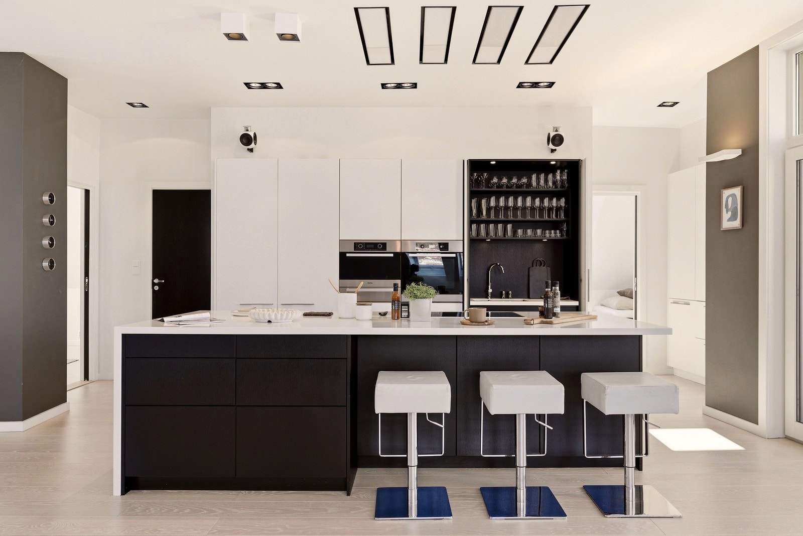 Eksklusivt Multiform kjøkken med innfelt takventilator og vegghengte høytalere. Ventilator er med vilje overdimensjonert for å begrense støy fra viften. Galleribilde