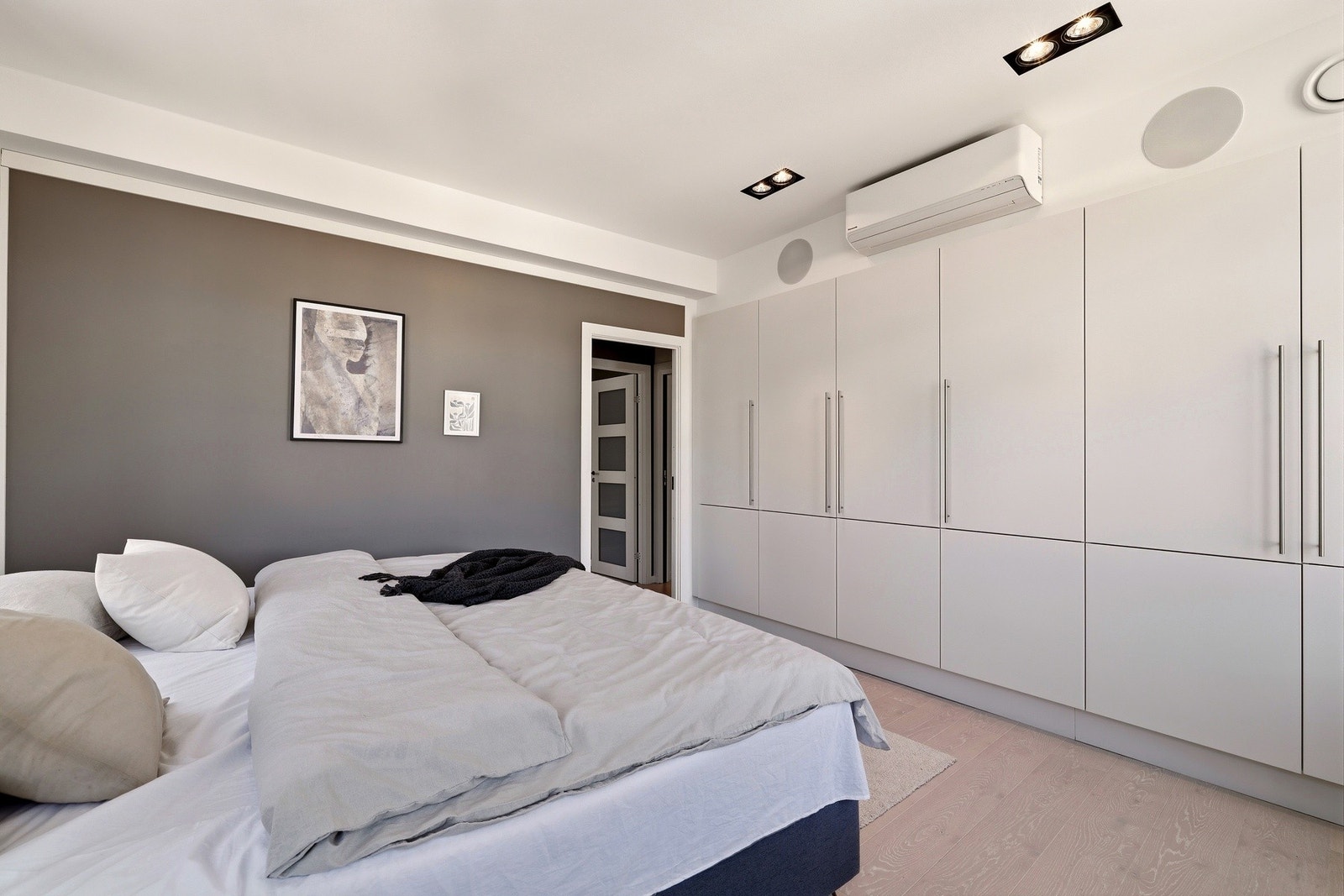 Romslig soverom med 1-stavs eikeparkettgulv, rikelig med garderobeskap og varmepumpe til kjøling på varme sommerdager. Galleribilde