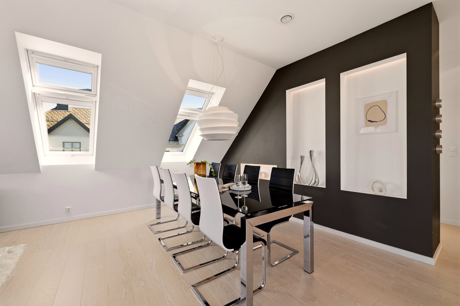 Stuen har god størrelse og ulike møbleringsalternativer. Det er plass til et stort spisestuebord i den ene delen av stuen. Galleribilde