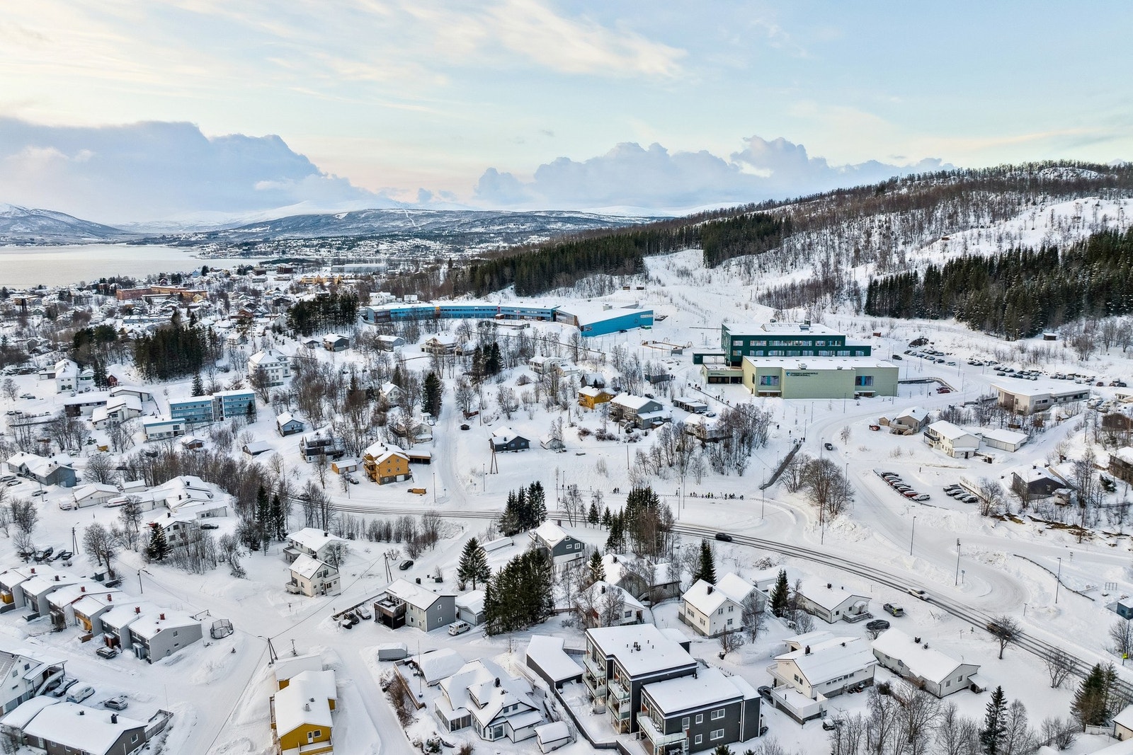 Fra boligen er det kort vei til både Finnsnes barneskole og ungdomsskole, kun 7 minutters gange unna. Galleribilde