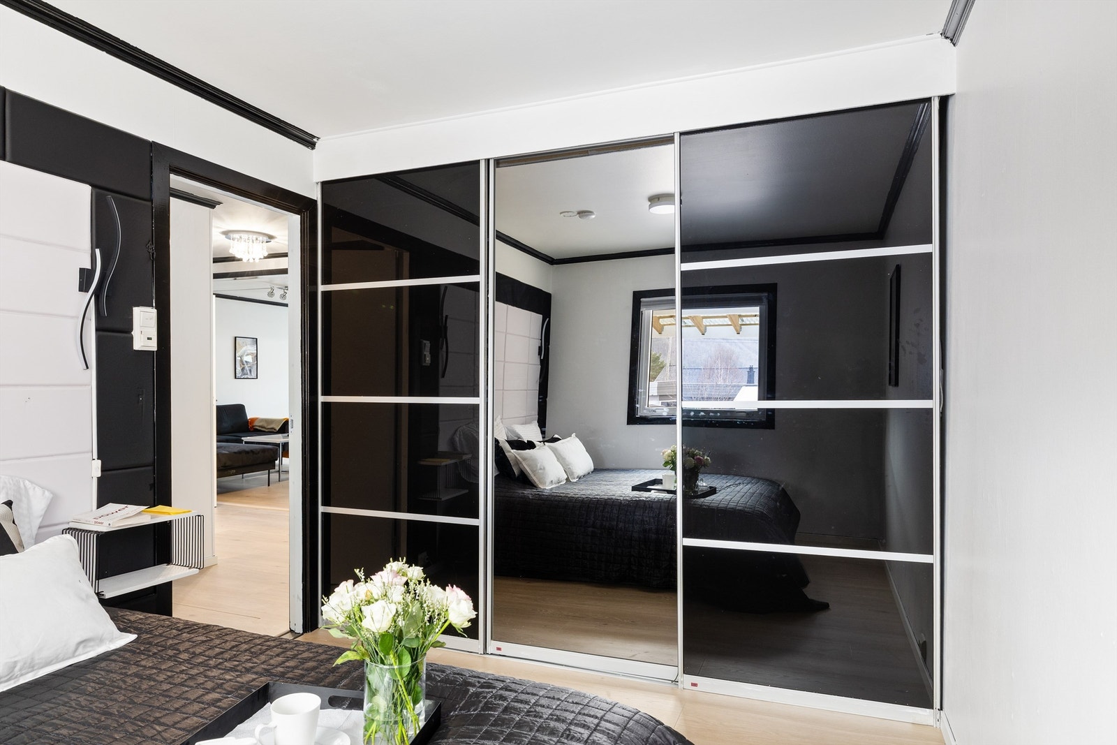 Soverom 1 med skyvedørsgarderobe Galleribilde